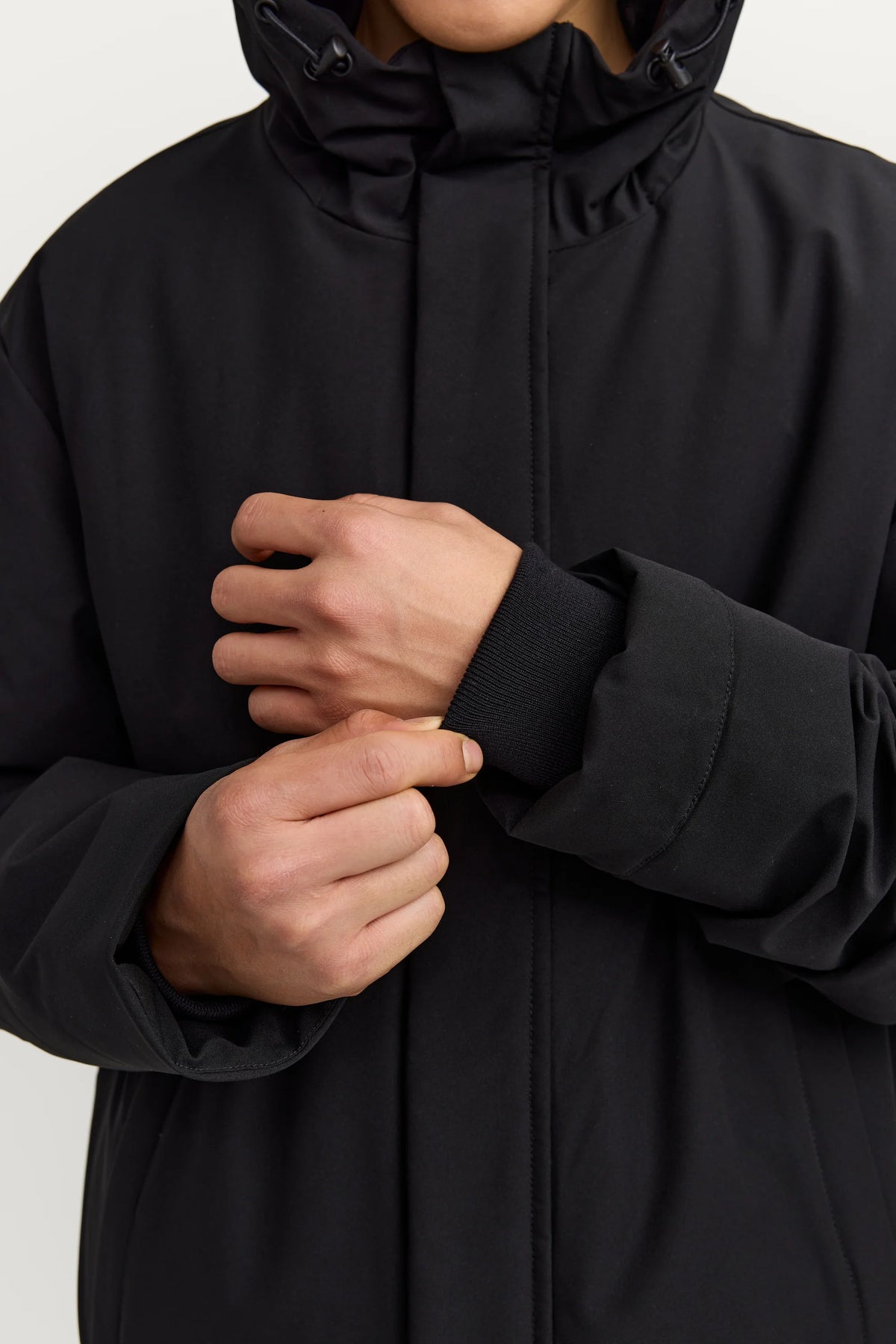 Makia miesten toppatakki Form Jacket, musta