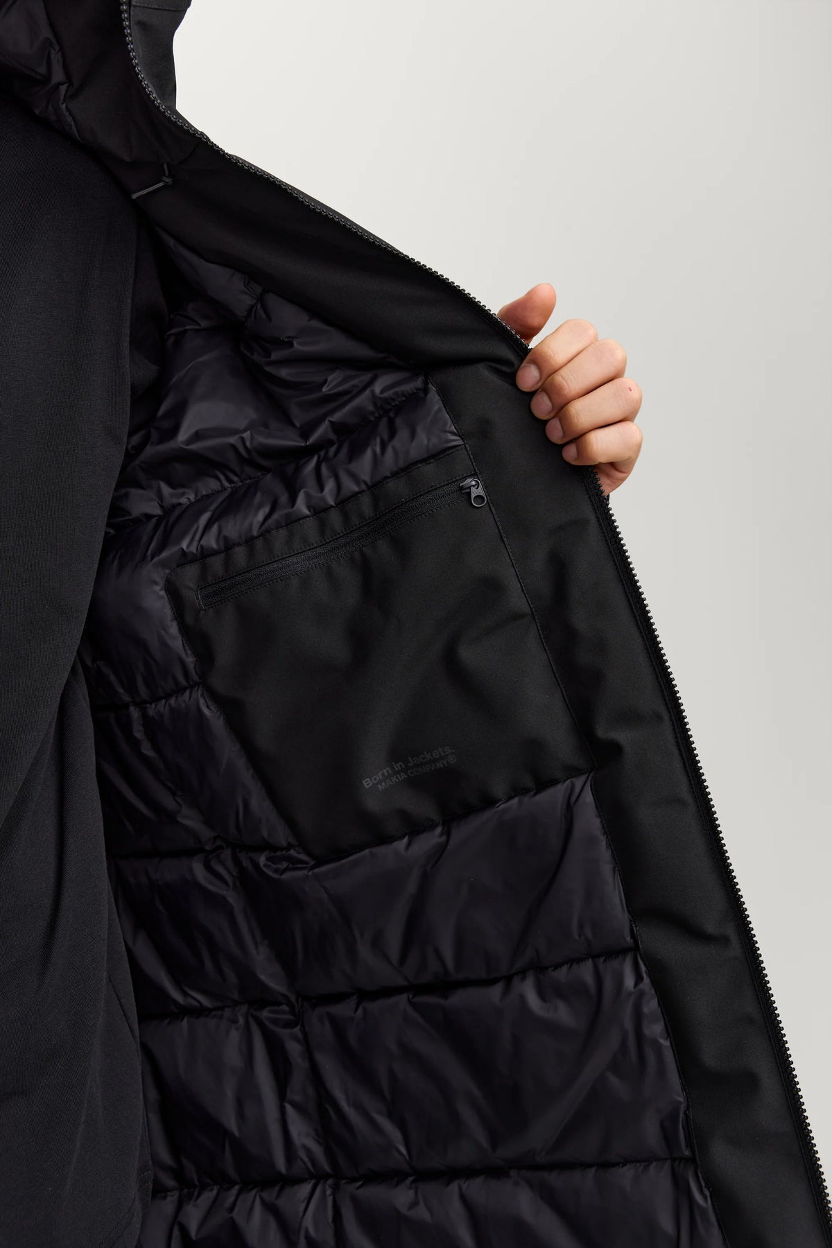 Makia miesten parkatakki Pacific Jacket, musta