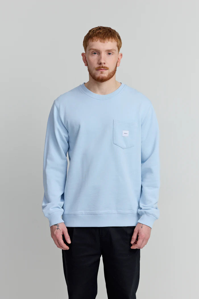Makia miesten collegepaita Square Pocket Sweatshirt, vaaleansininen