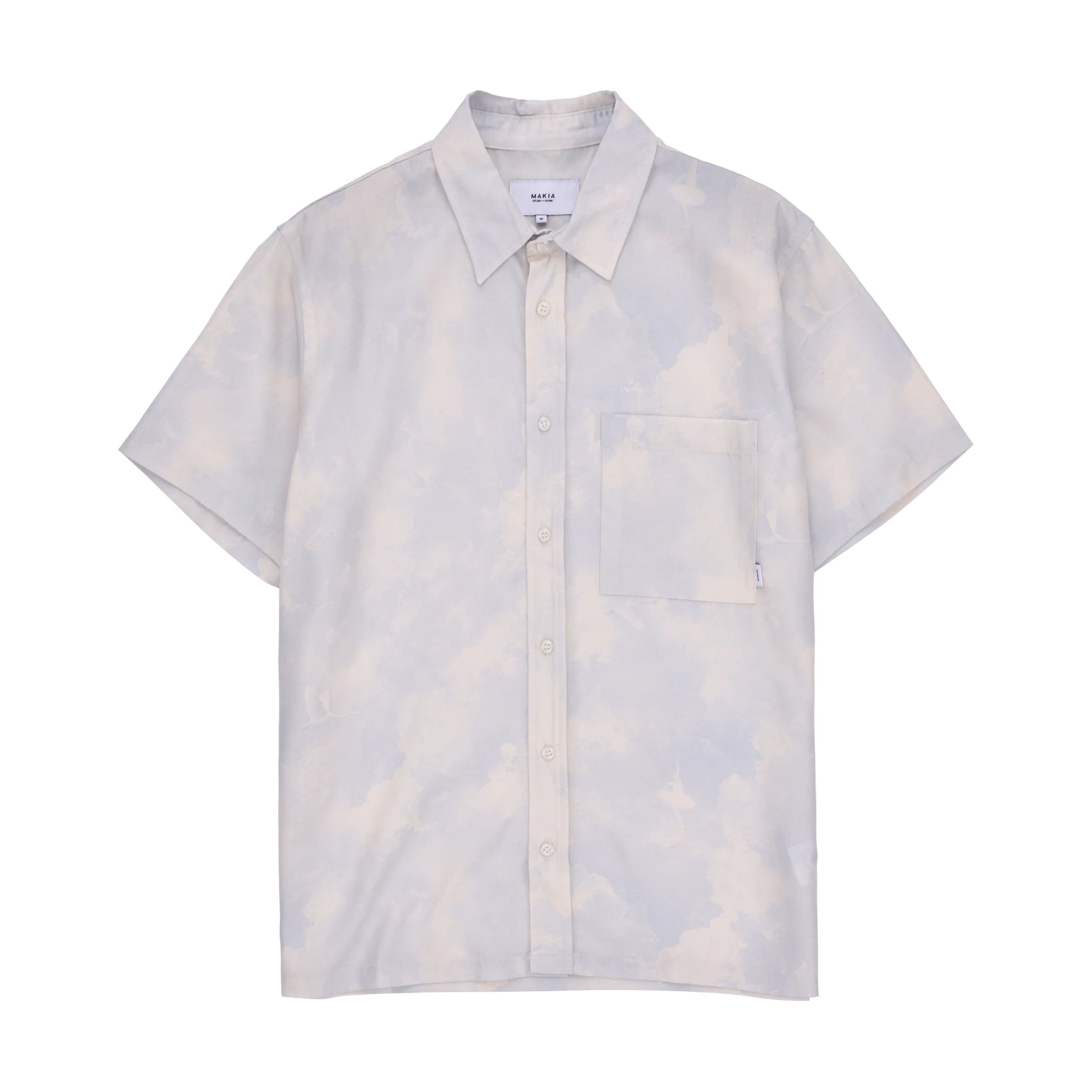Makia lyhythihainen kauluspaita Odette Shirt, valkopohjainen kuosi, kevyt ja ilmava materiaali, suoraleikkaus ja rintatasku, jossa hentoa vaaleaa pilvikuviota.
