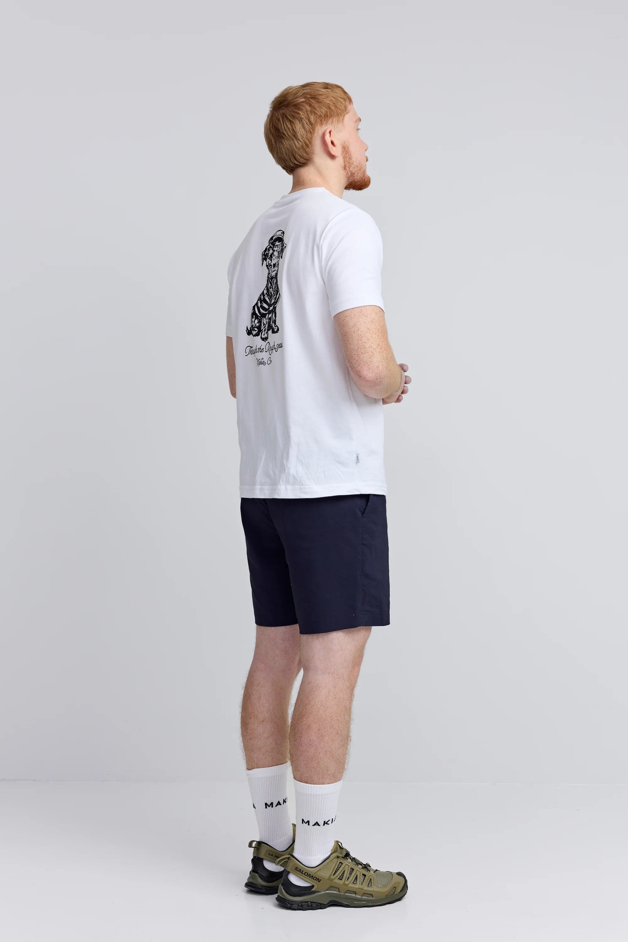 Makia miesten shortsit Shadow Hybrid Shorts, tummansininen, suoraleikkaukset ja polven yläpuolelle ulottuva pituus, kevyt ja kestävä materiaali arkikäyttöön.