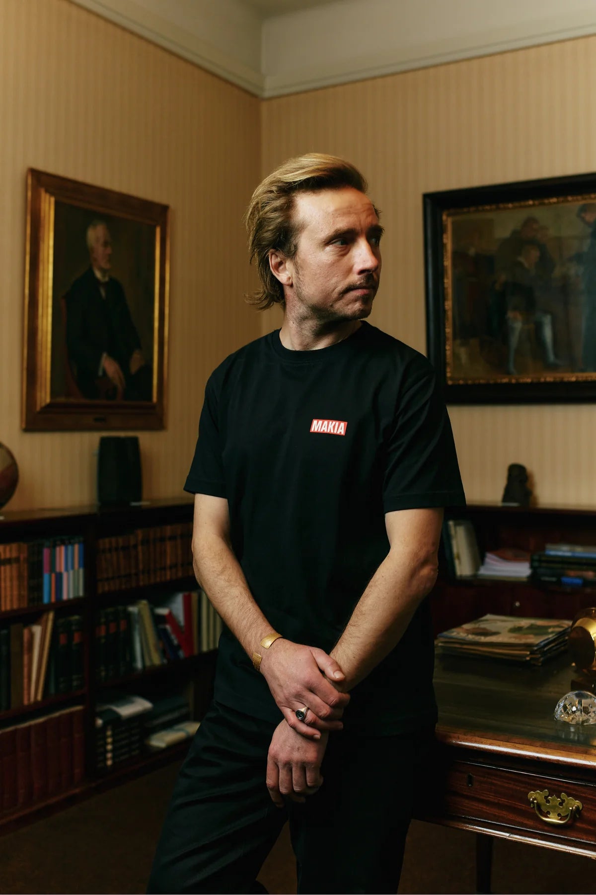 Makia miesten t-paita Kekkonen T-Shirt, musta, suoraleikkaus ja lyhyet hihat, edessä pieni punavalkoinen painatus, valmistettu laadukkaasta puuvillasekoitteesta.