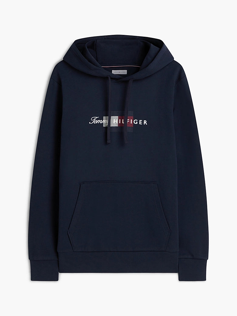 Tommy Hilfiger miesten huppari Script Flag Hoodie, tummansininen, pehmeää puuvillasekoitetta, vetoketjuton malli, huppu kiristysnauhoilla ja edessä suuri tasku.