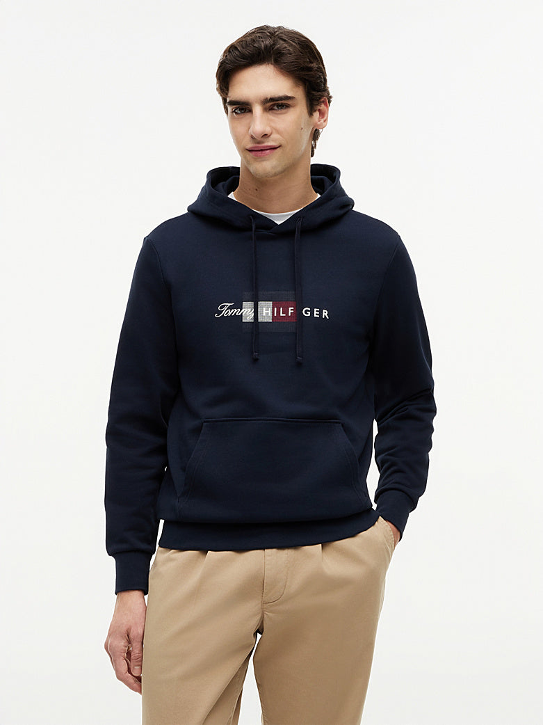 Tommy Hilfiger miesten huppari Script Flag Hoodie, tummansininen väri, yksinkertaisella logopainatuksella rintamuksessa, pehmeää ja tiivistä materiaalia, säädettävä hupunnyöri ja etutasku.