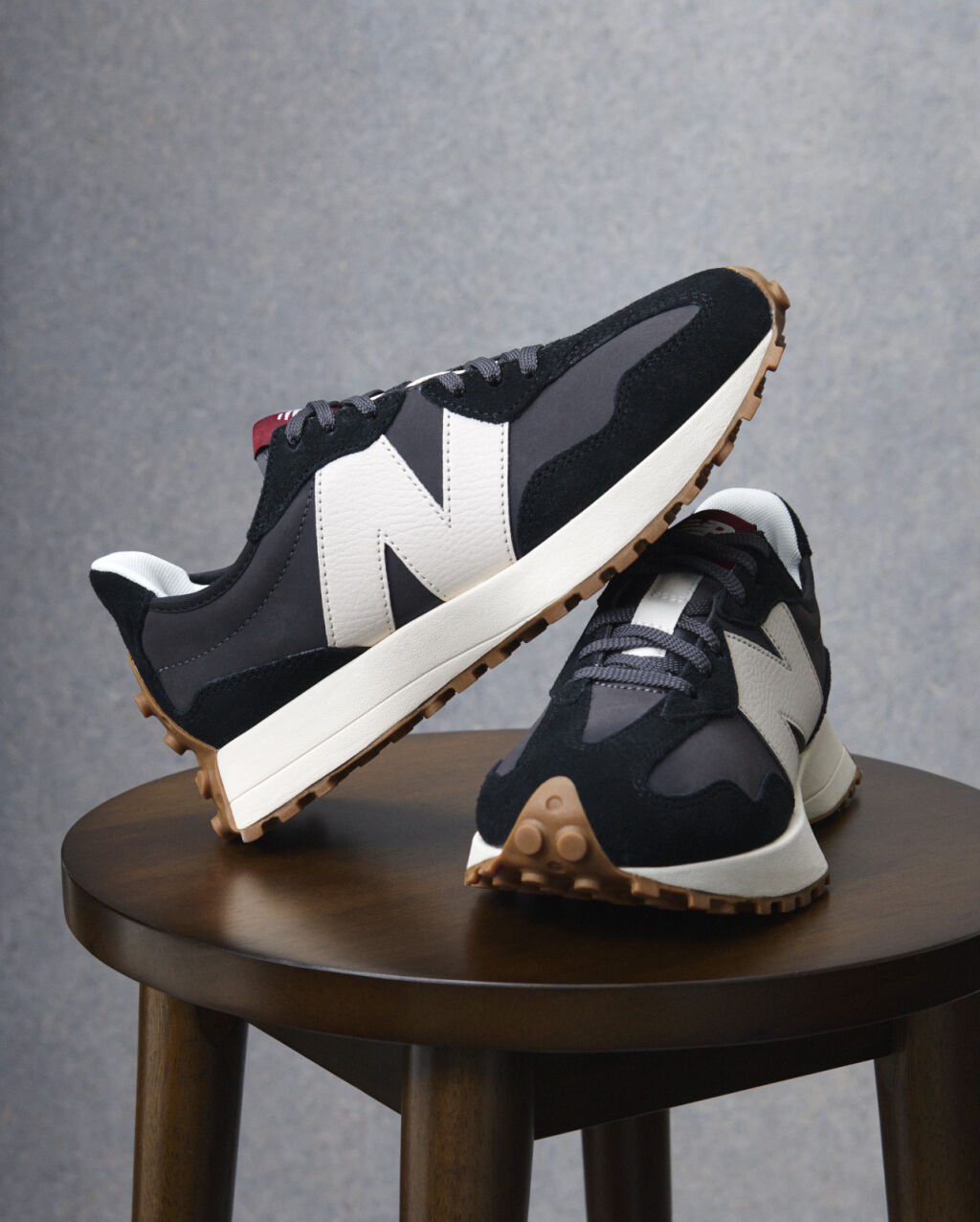 New Balance naisten tennarit 327, musta