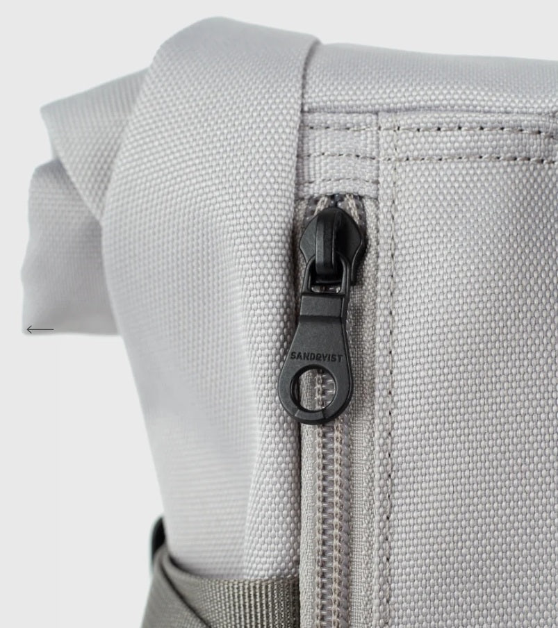 Sandqvist reppu Icon Rolltop Backpack 14'', vaaleanharmaa