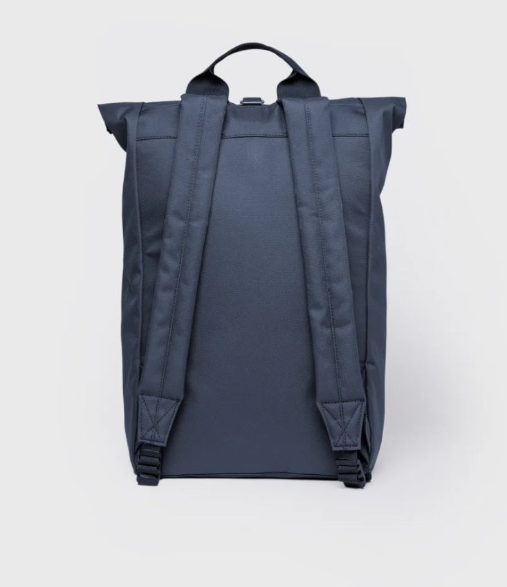 Sandqvist reppu Ground Rolltop Backpack 16'', tummansininen
