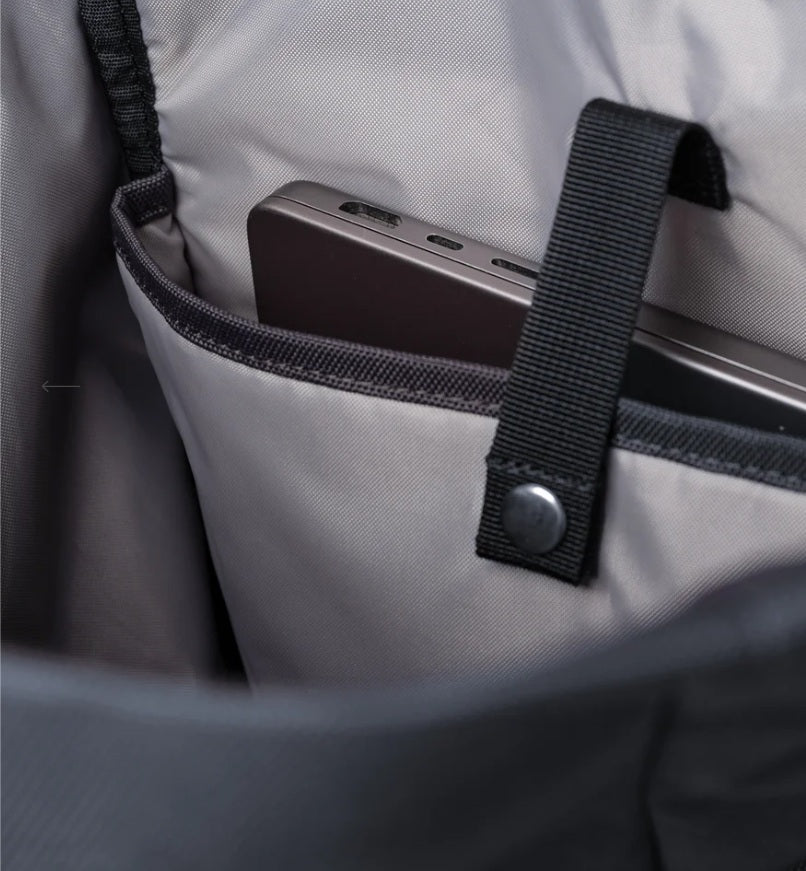 Sandqvist reppu Ground Rolltop Backpack 16'', tummansininen