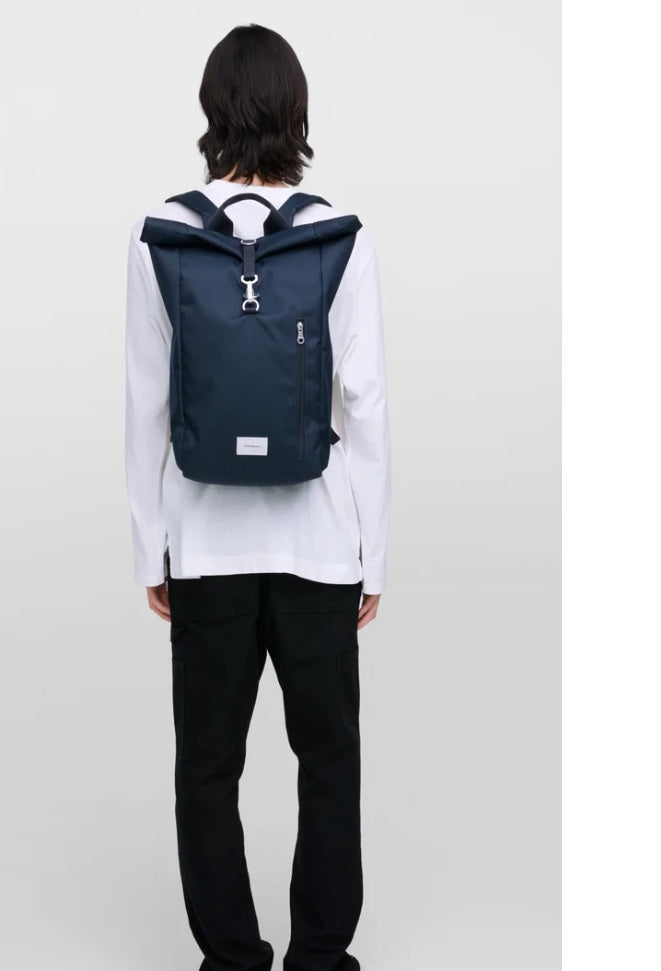 Sandqvist reppu Ground Rolltop Backpack 16'', tummansininen