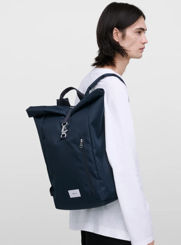 Sandqvist reppu Ground Rolltop Backpack 16'', tummansininen