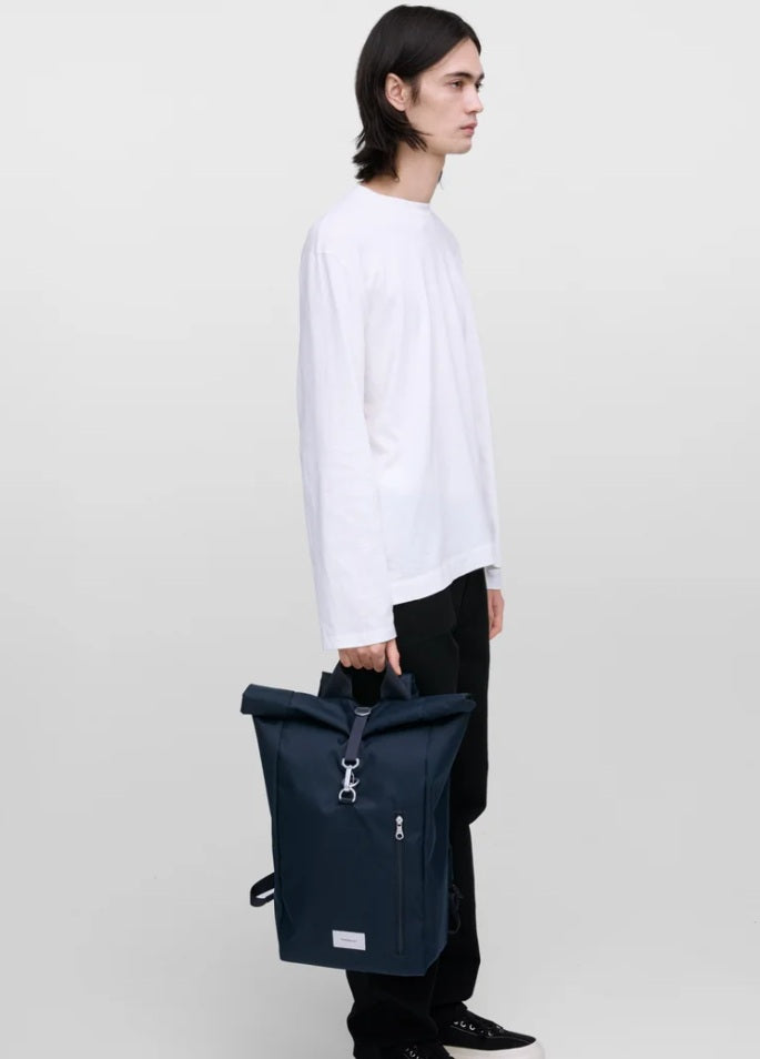 Sandqvist reppu Ground Rolltop Backpack 16'', tummansininen