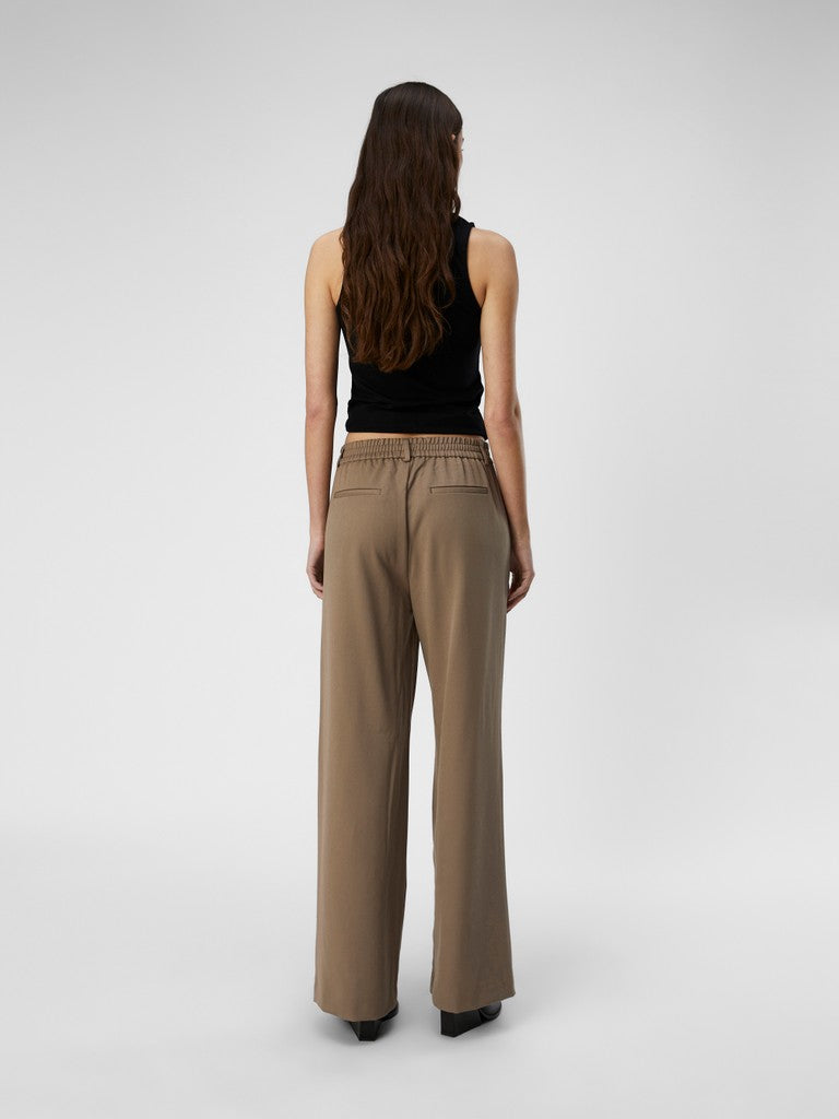 Object naisten housut OBjLisa Wide Pant, Fossil, ruskeanbeiget leveälahkeiset kangashousut korkealla vyötäröllä ja joustavalla vyötärökaistaleella takaa katsottuna