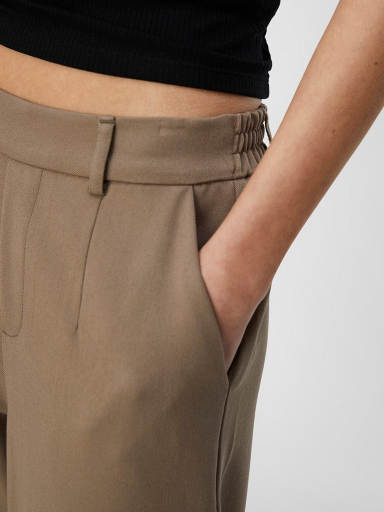 Object naisten housut OBjLisa Wide Pant, Fossil, leveälahkeiset kangashousut joustavalla vyötäröllä, kiristysnauhalla ja sivutaskuilla maanläheisessä sävyssä
