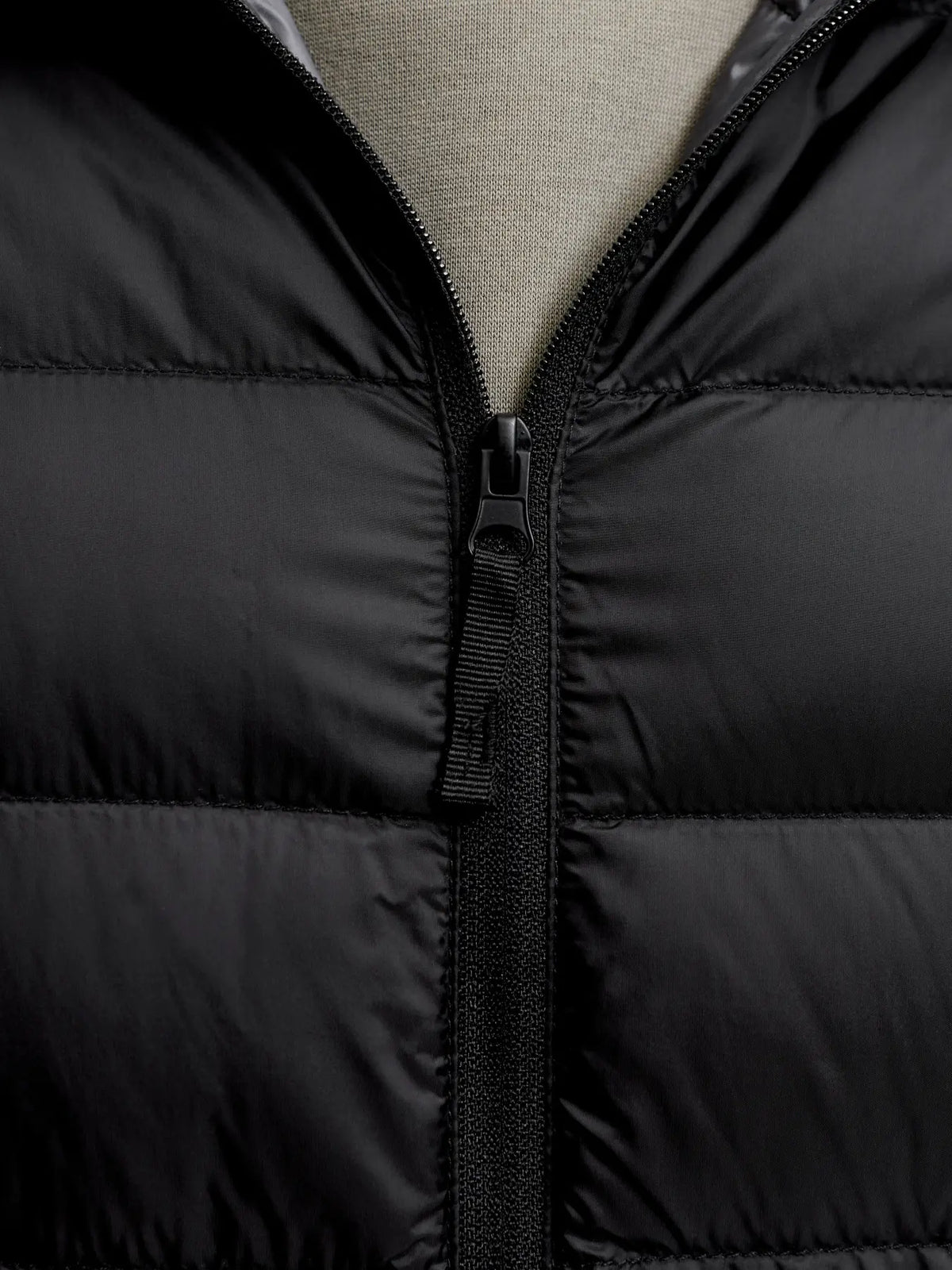 Jack and Jones miesten kevytuntuvatakki Jjeberg Light Down Puffer Hood, musta