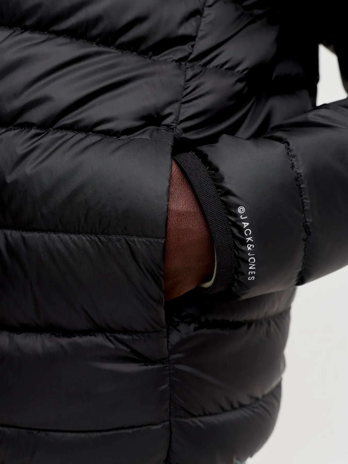Jack and Jones miesten kevytuntuvatakki Jjeberg Light Down Puffer Hood, musta