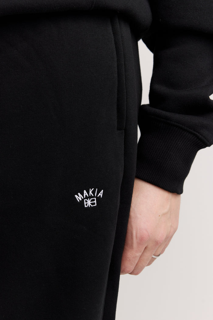 Makia miesten collegehousut Cove ZIP POCKET, musta