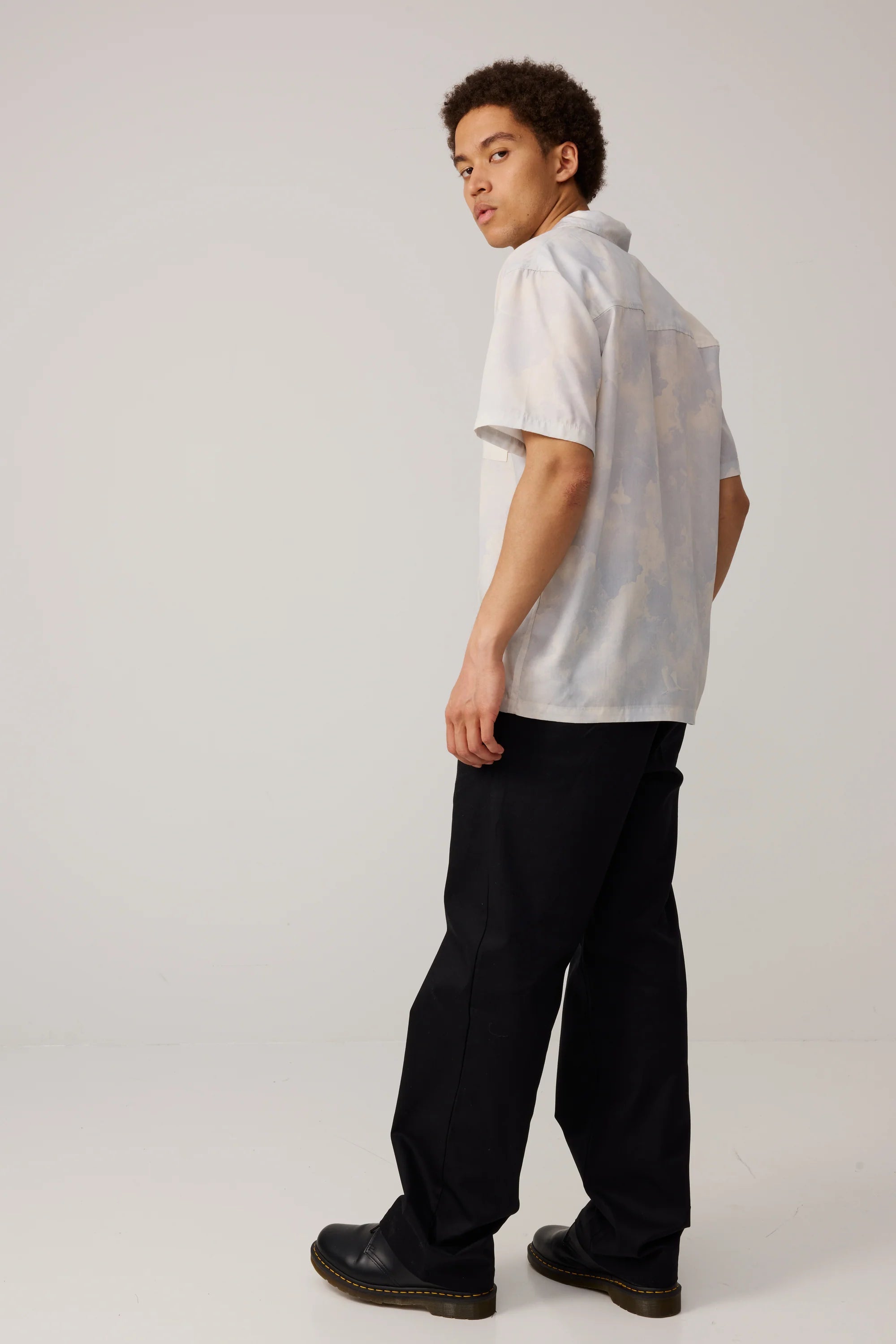 Makia lyhythihainen kauluspaita Odette Shirt, valkopohjainen kuosi