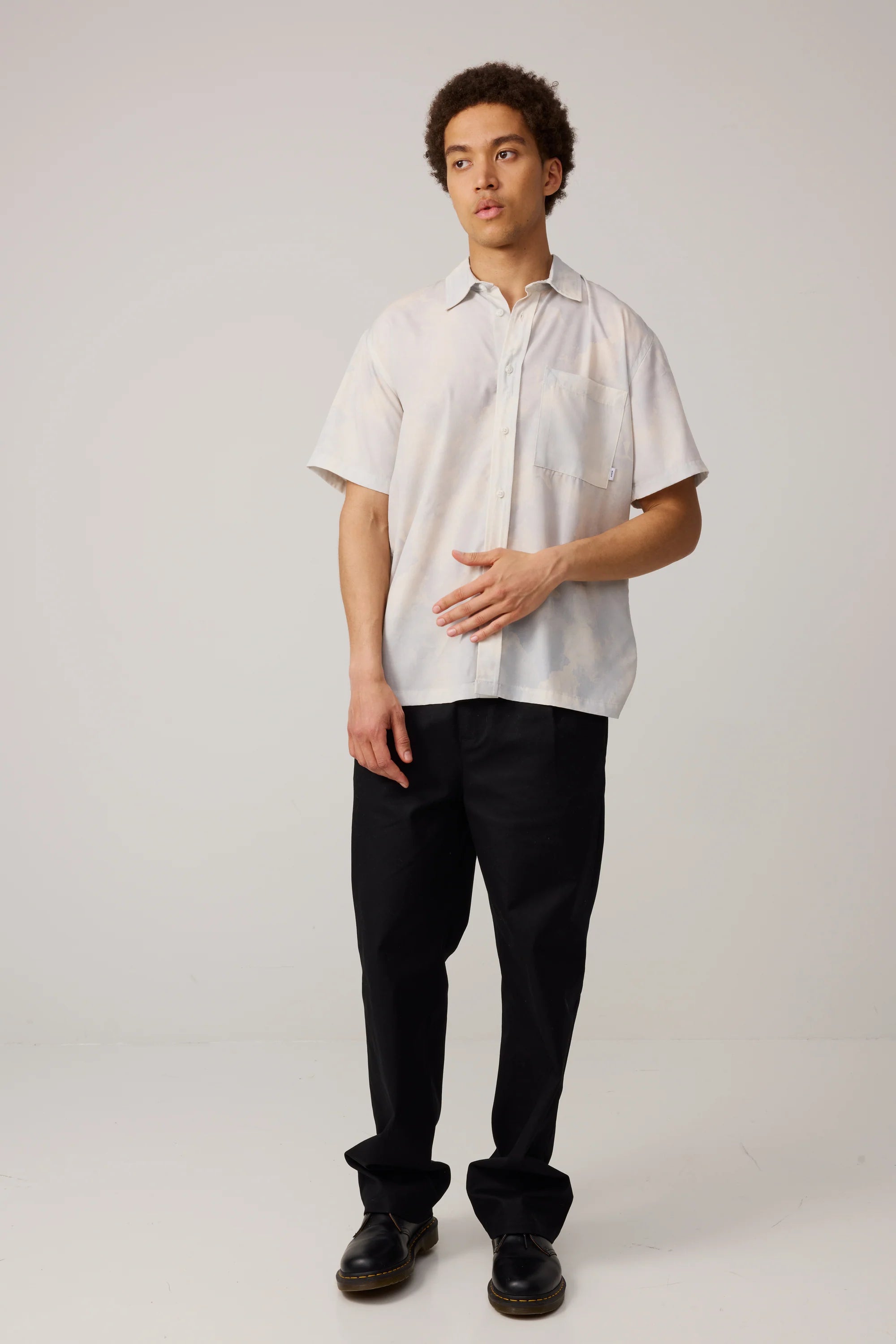 Makia lyhythihainen kauluspaita Odette Shirt, valkopohjainen kuosi, leveä leikkaus, lyhyet hihat ja rintatasku, valmistettu pehmeästä ja laadukkaasta materiaalista.