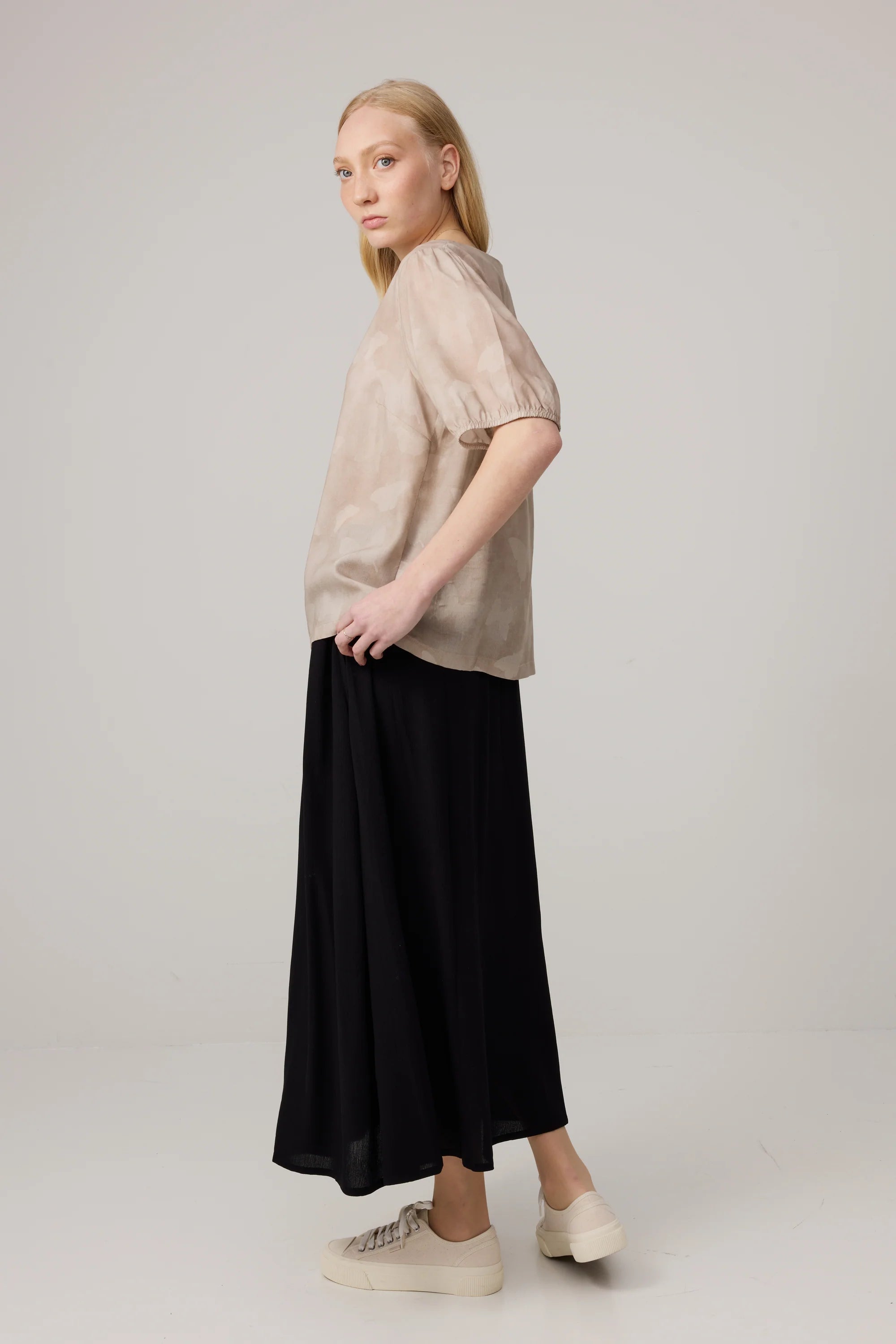 Makia naisten Puserot Papillone Blouse, Hiekka