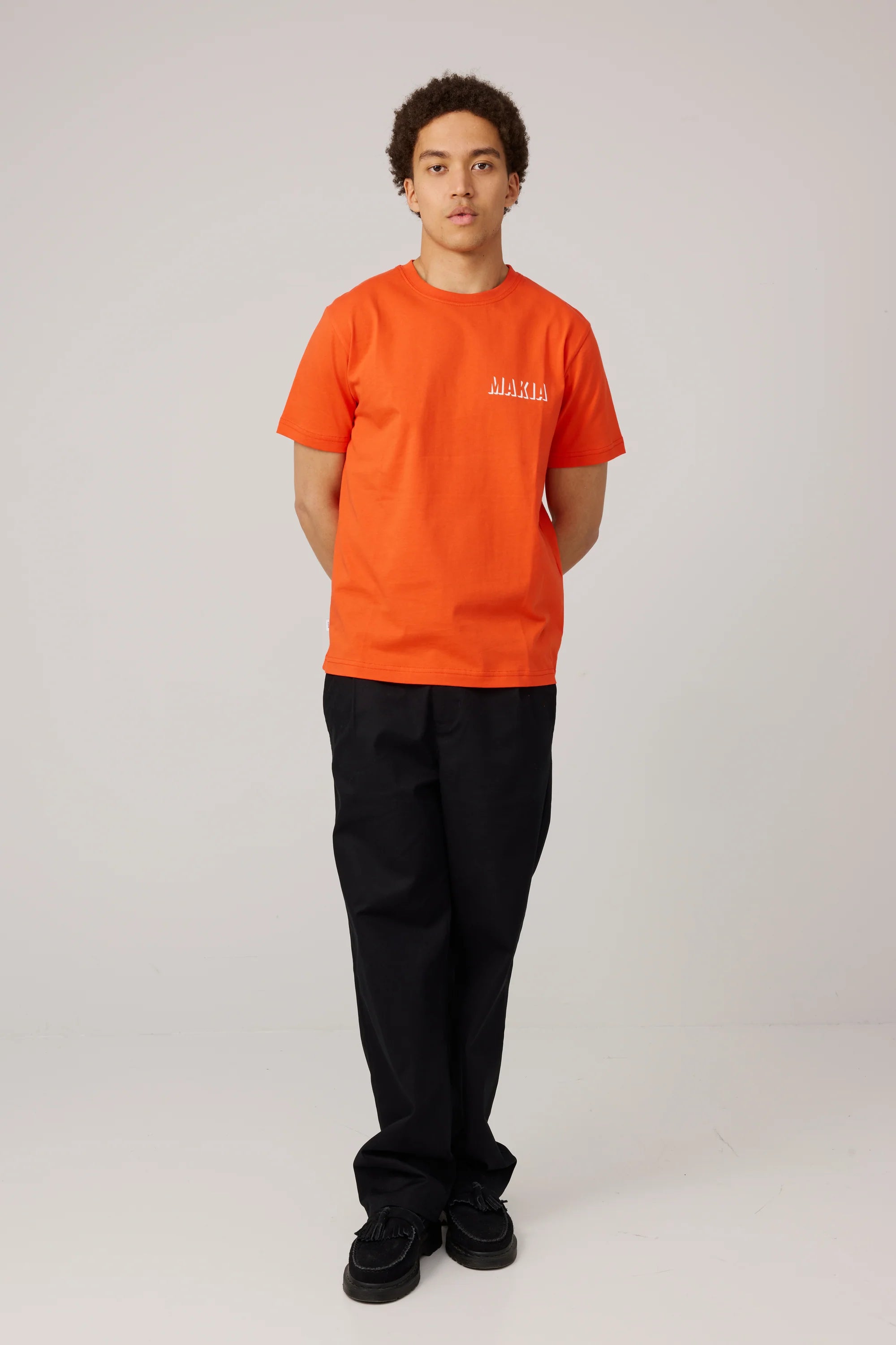 Makia miesten t-paita Shade T-shirt, punainen, suoraleikkauksella, lyhyillä hihoilla ja pyöreällä pääntiellä, valmistettu laadukkaasta puuvillasta, jossa pieni valkoinen painatus rinnassa.