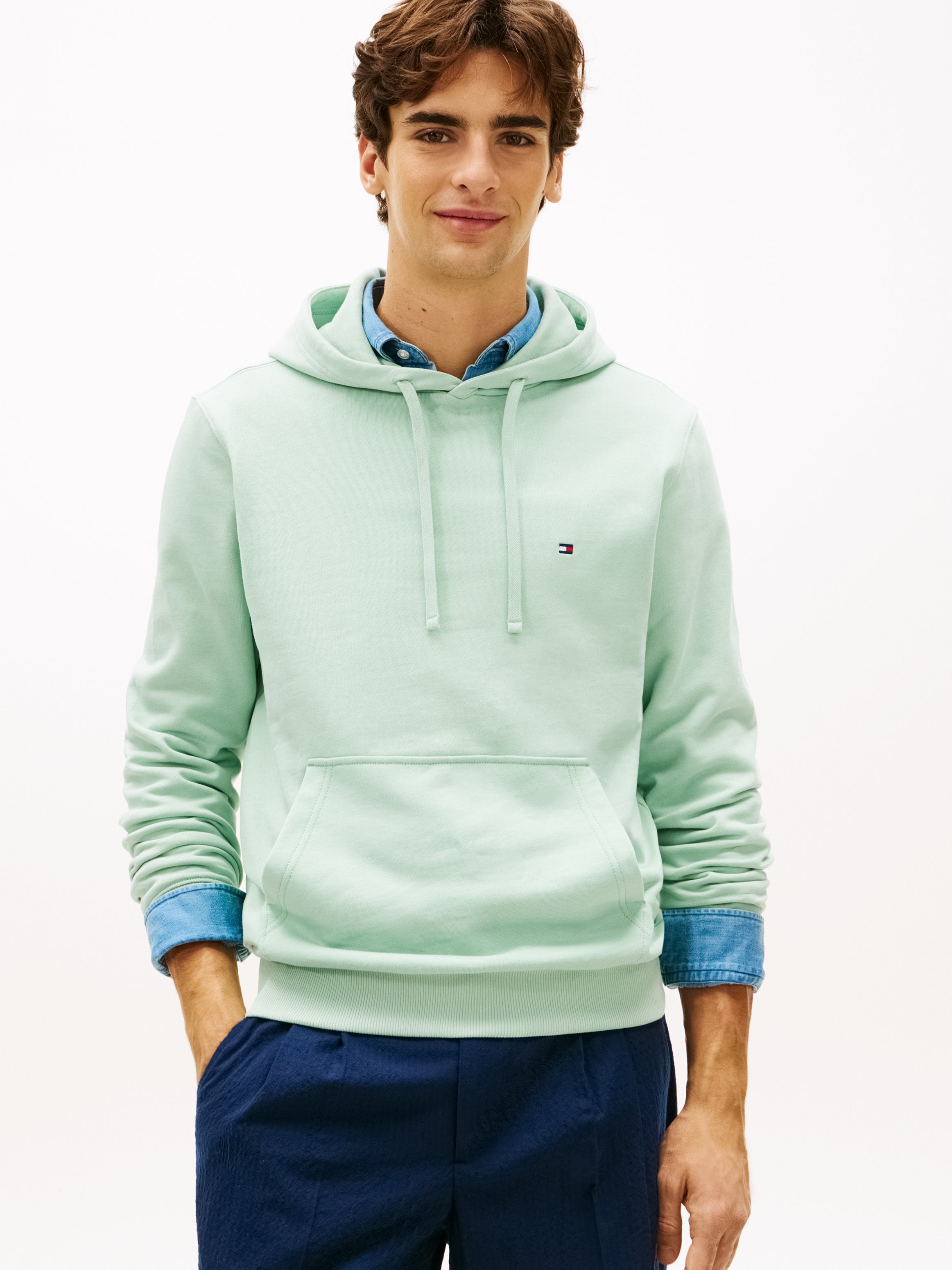 Tommy Hilfiger miesten huppari K Essential Terry Hoody, vihreä, on vaaleanvihreä pehmeästä ja joustavasta terrymateriaalista valmistettu huppari, jossa on etutasku, säädettävä kiristysnauha ja pieni logo rinnassa.