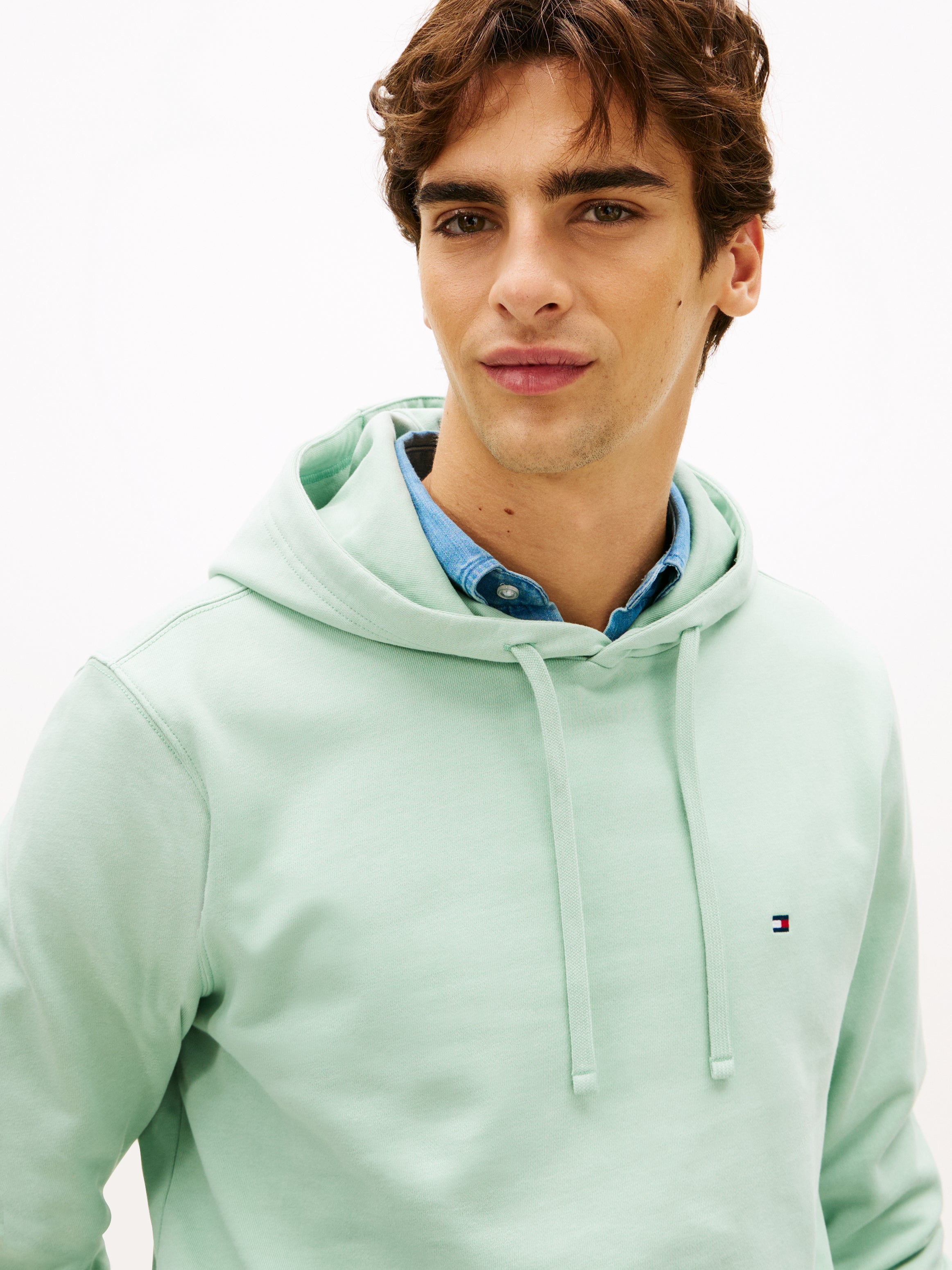 Tommy Hilfiger miesten huppari K Essential Terry Hoody, vihreä on pehmeää, kevyttä materiaalia oleva vaalea vihreä huppari, jossa on vetoketjettömät nyörisäädöt ja pieni kirjailtu logo rinnassa.