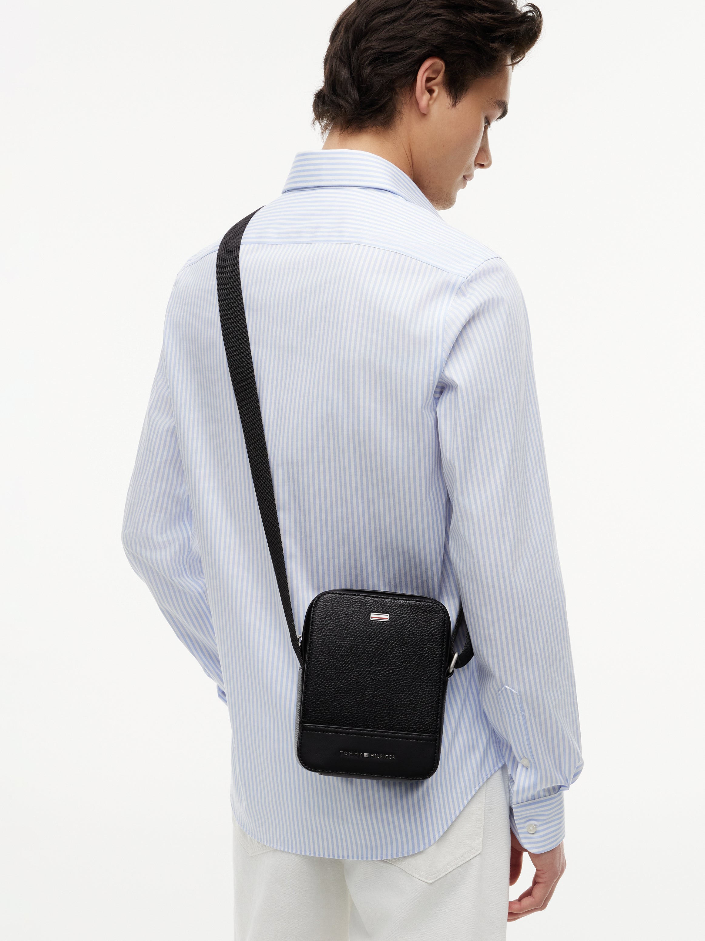 Tommy Hilfiger miesten laukku TH Central Mini Reporter, musta