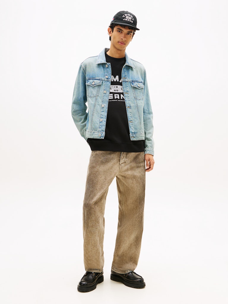 Tommy Jeans miesten farkkutakki Ryan RGLR Tucker Jacket BJ8012, sininen, on vaaleansininen farkkutyyppinen takki suoralla leikkauksella, napillinen edusta ja rinnantaskut.