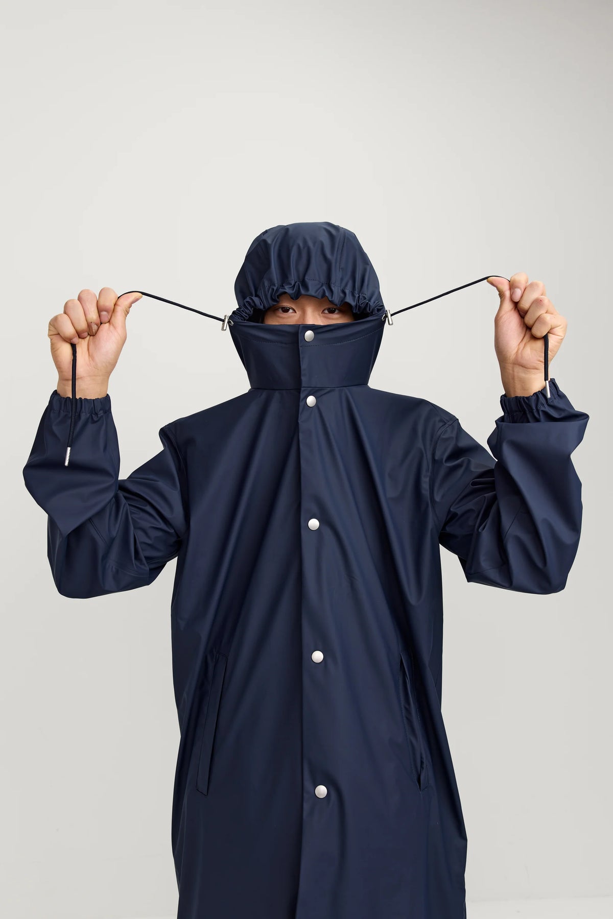 Makia unisex sadetakki Gust Rain Jacket, tummansininen