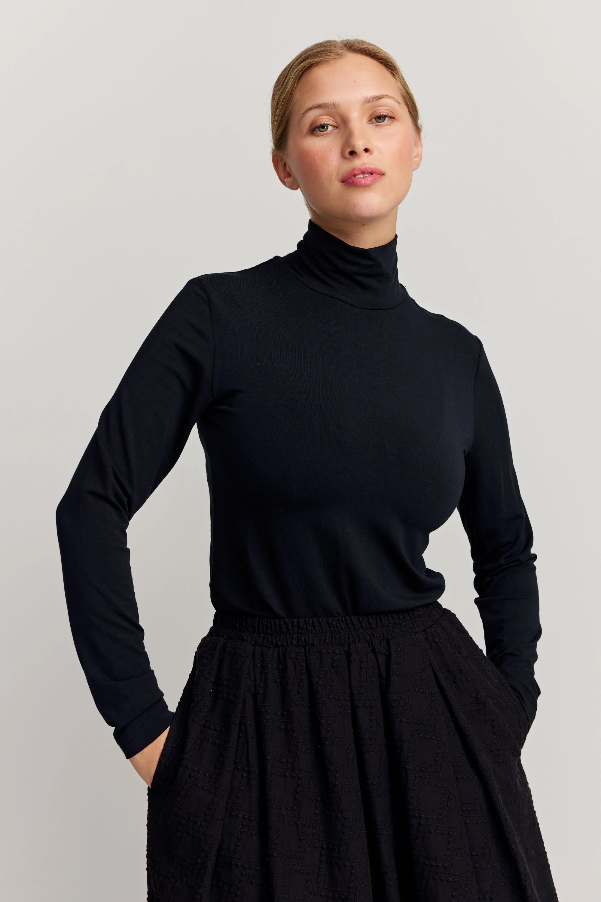 Makia naisten pitkähihainen paita Alice Long Sleeve, musta