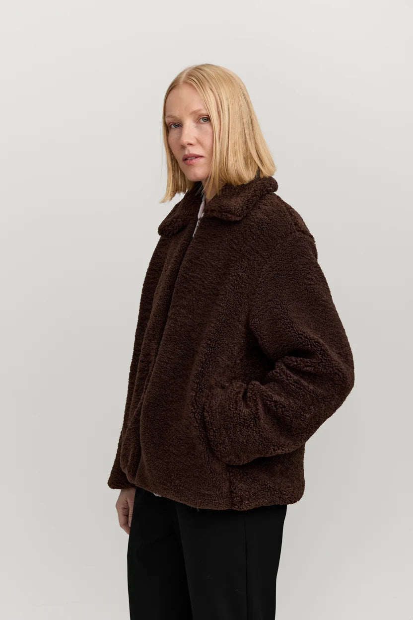 Makia naisten teddytakki Miisa Jacket, tummanruskea