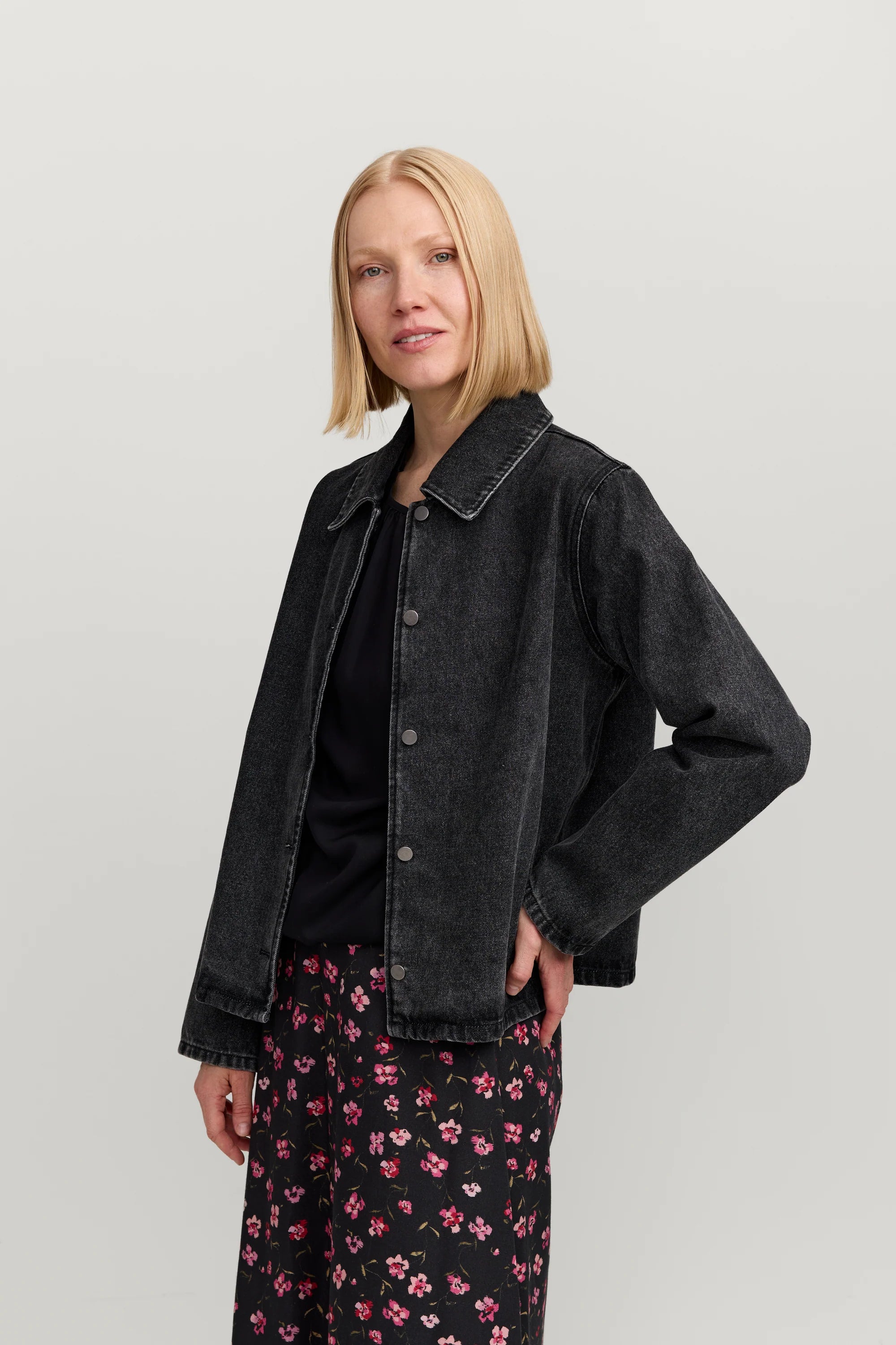 Makia naisten farkkupaita Janet Denim Overshirt, musta