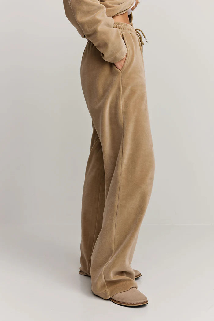 Makia naisten housut Anne Trousers, vaalea beige, löysä ja suora malli, pehmeästi laskeutuva samettimainen materiaali, joustava vyötärönyöri ja sivutaskut.