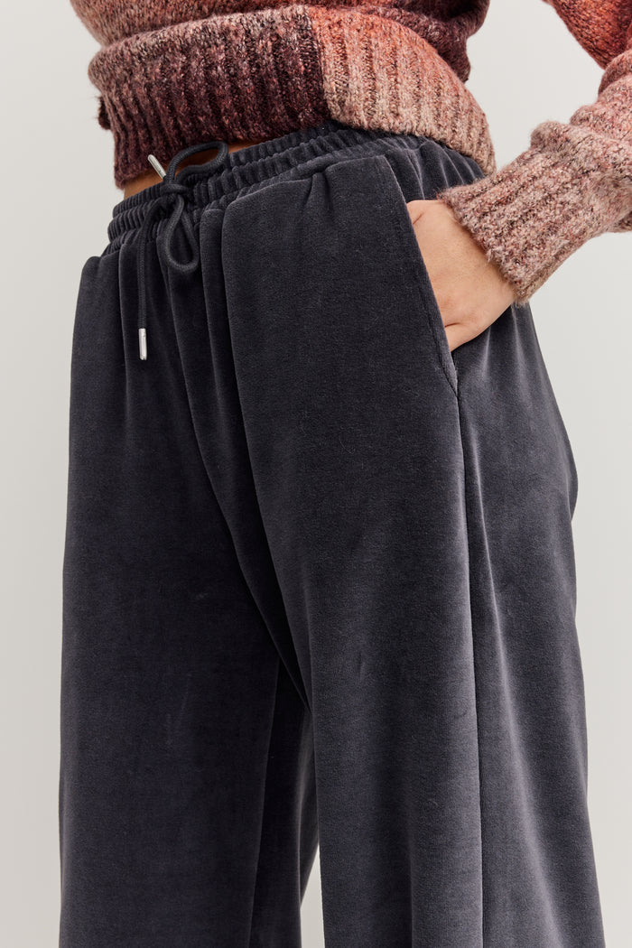 Makia naisten housut Anne Trousers, tummanharmaa