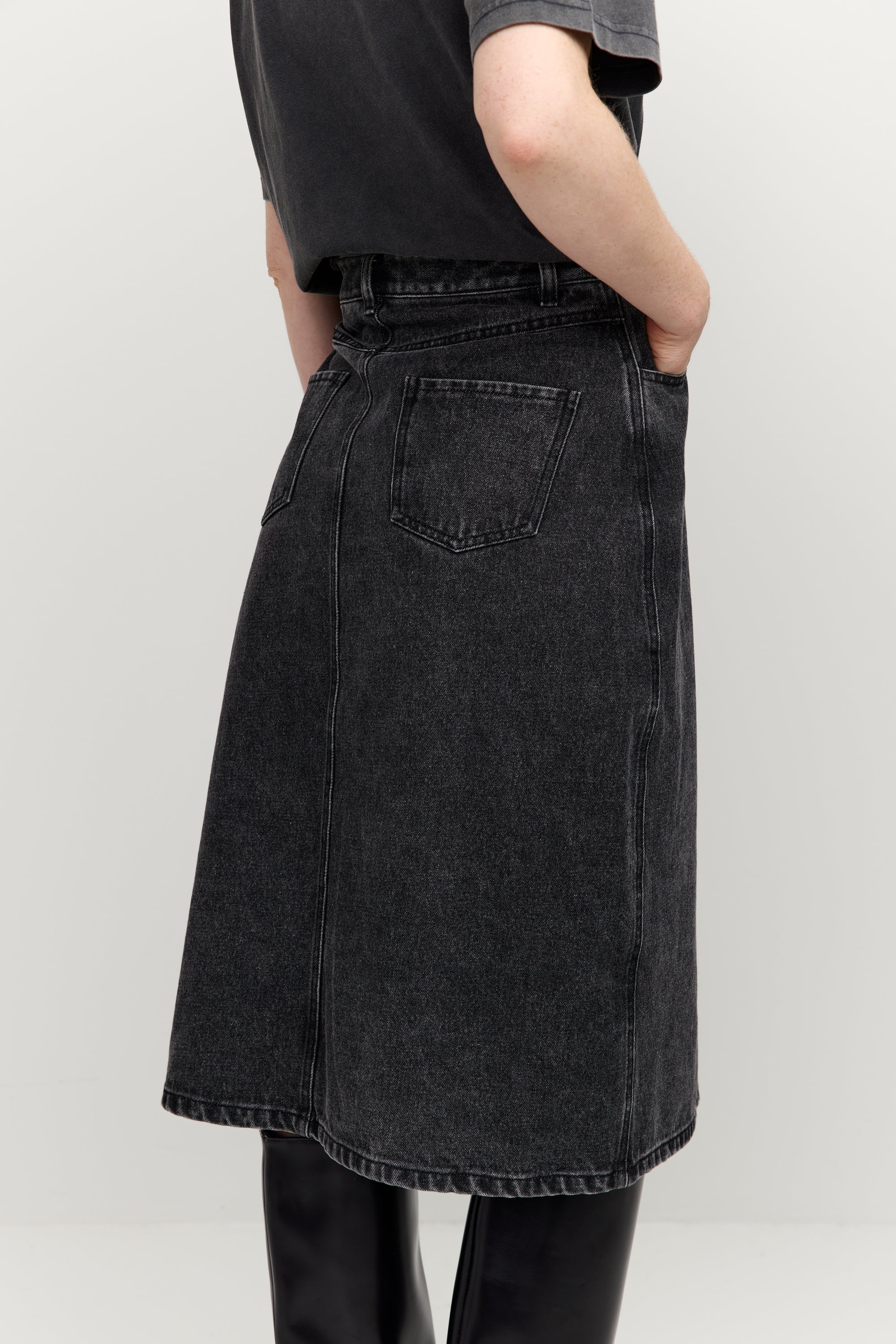 Makia naisten farkkuhame Janet Denim Skirt, musta