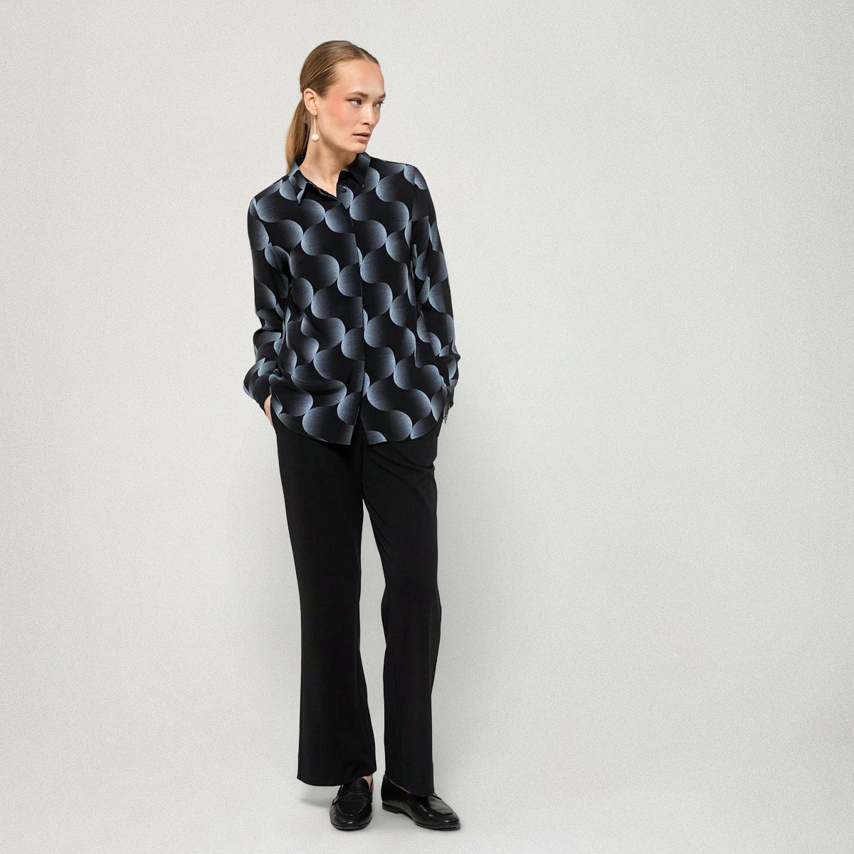 Aarikka naisten paitapusero Tiila, musta kuosi