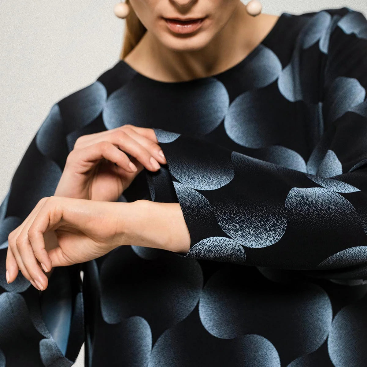 Aarikka naisten mekko Fresia, musta kuosi