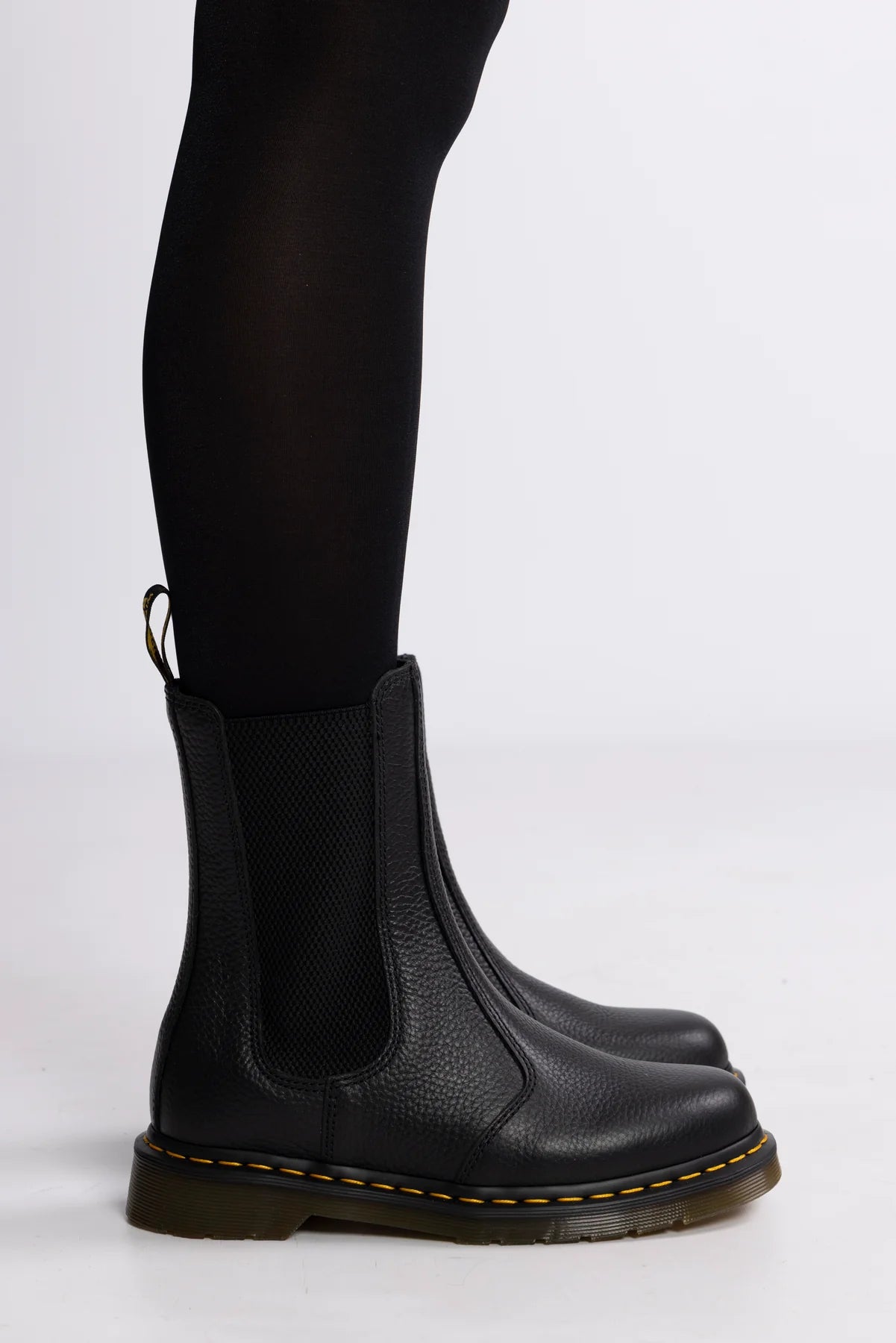 Dr. Martens naisten nilkkurit 2976 Hi Chelsea, musta