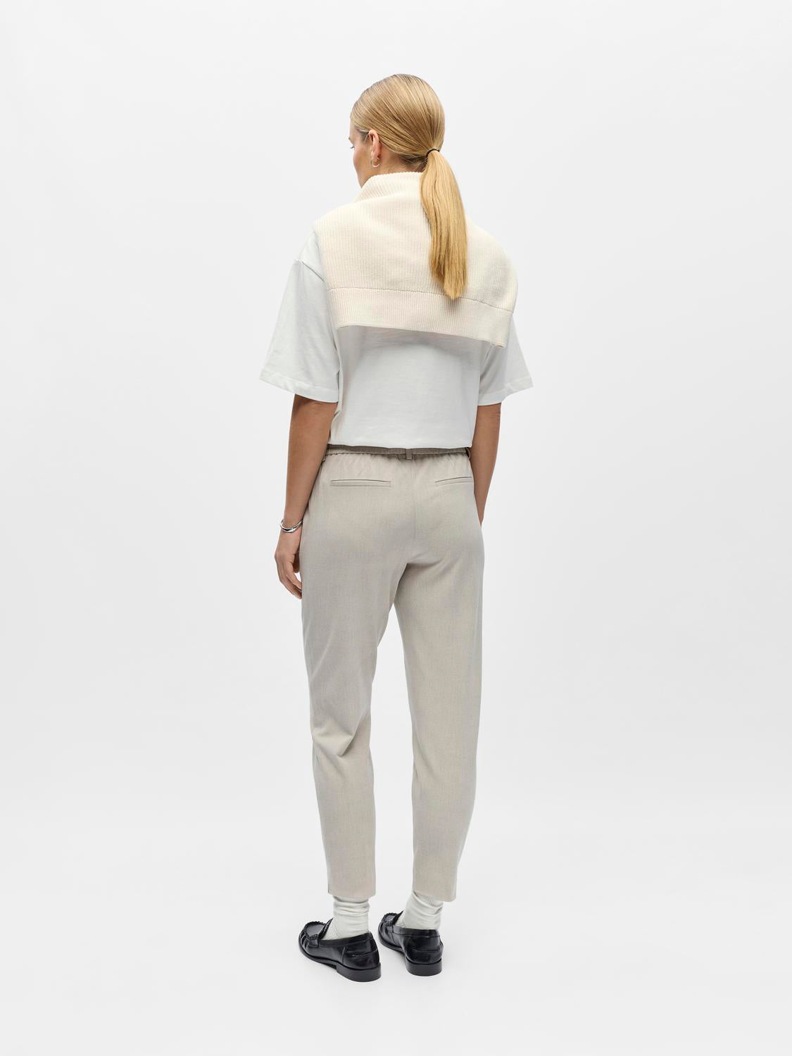 Object naisten housut Objlisa Slim Pant, Humus Melange, takaa nähtynä. Vaalea harmaanbeige melangesävy, kapea istuvuus, vyötärönauha ja kapenevat lahkeet