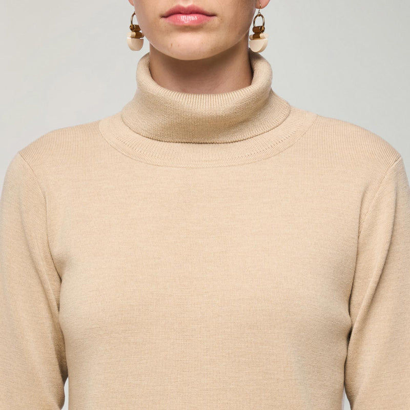 aarikka-naisten-neulepusero-nomi-poolo-vaalea-beige-2