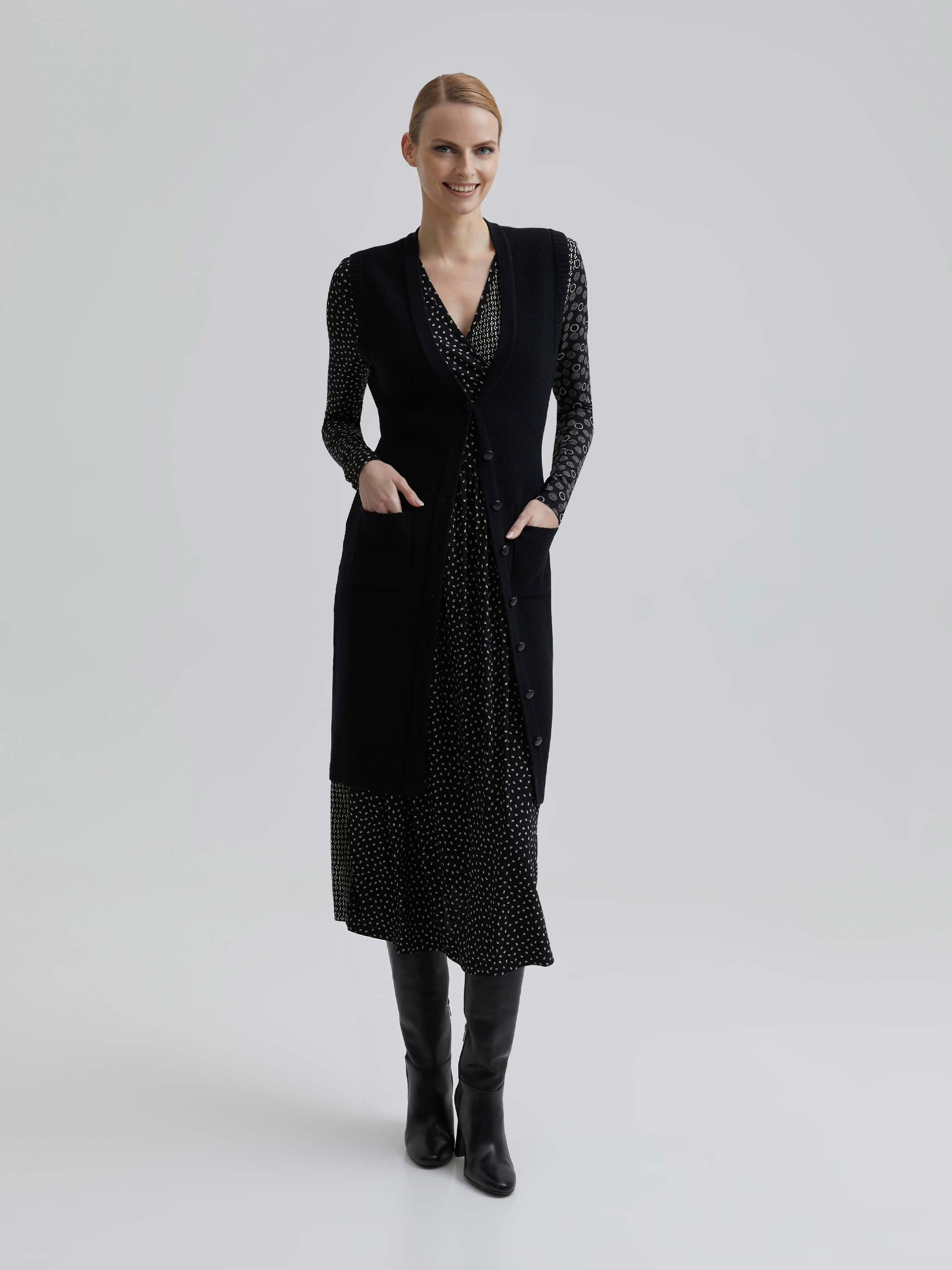 andiata-naisten-neuleliivi-zean-knit-vest-100-merino-sustainable-c-musta-3