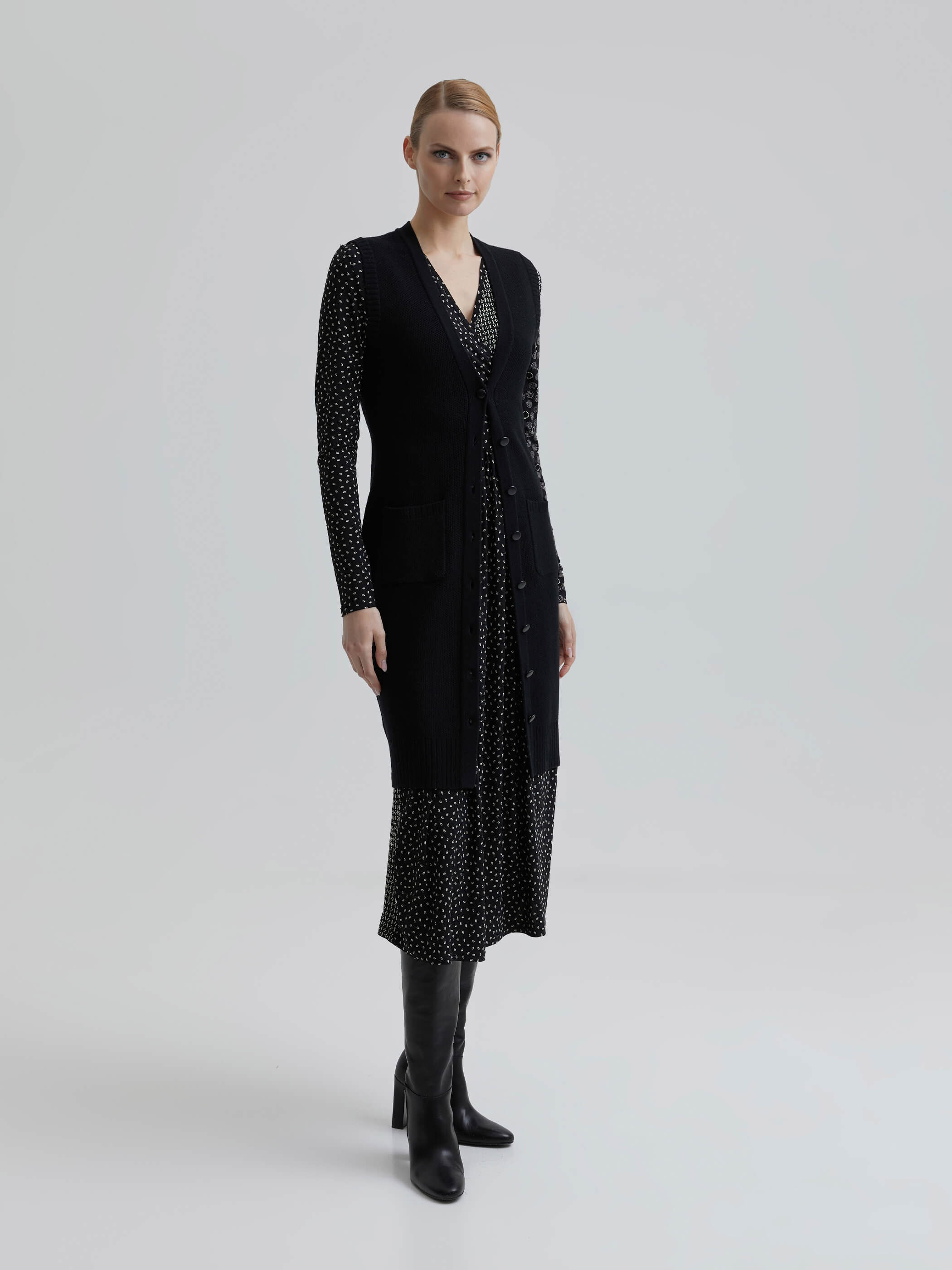 andiata-naisten-neuleliivi-zean-knit-vest-100-merino-sustainable-c-musta-4