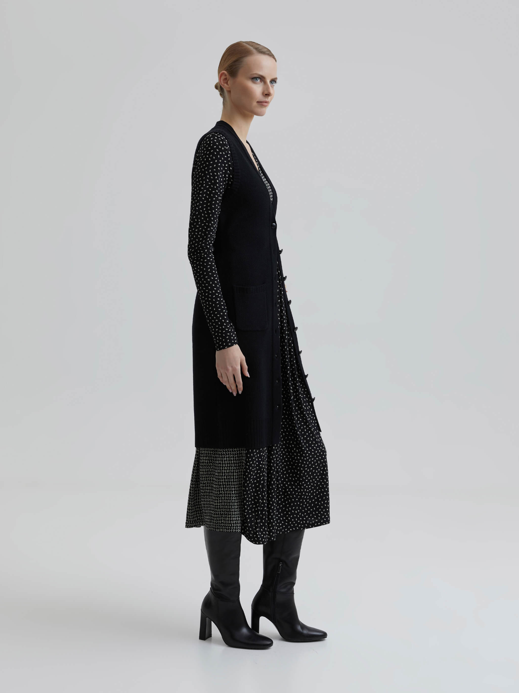 andiata-naisten-neuleliivi-zean-knit-vest-100-merino-sustainable-c-musta-5