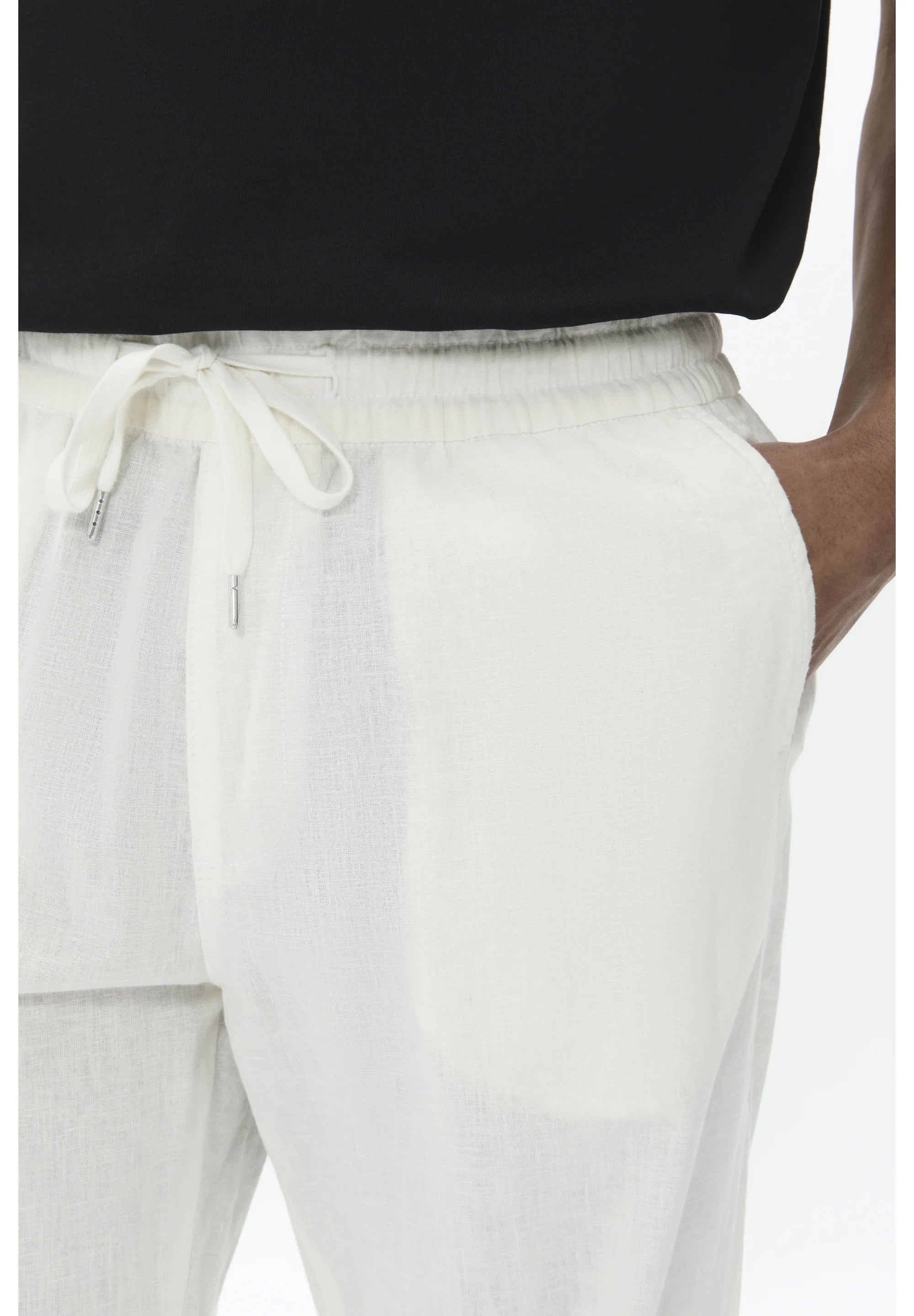 Matinique miesten housut Barton Pant Linen Cotton, Broken White, ovat kevyet, rennot pellava-puuvillasekoitetta oleva malli, jossa on joustava vyötärö ja kiristysnyöri.