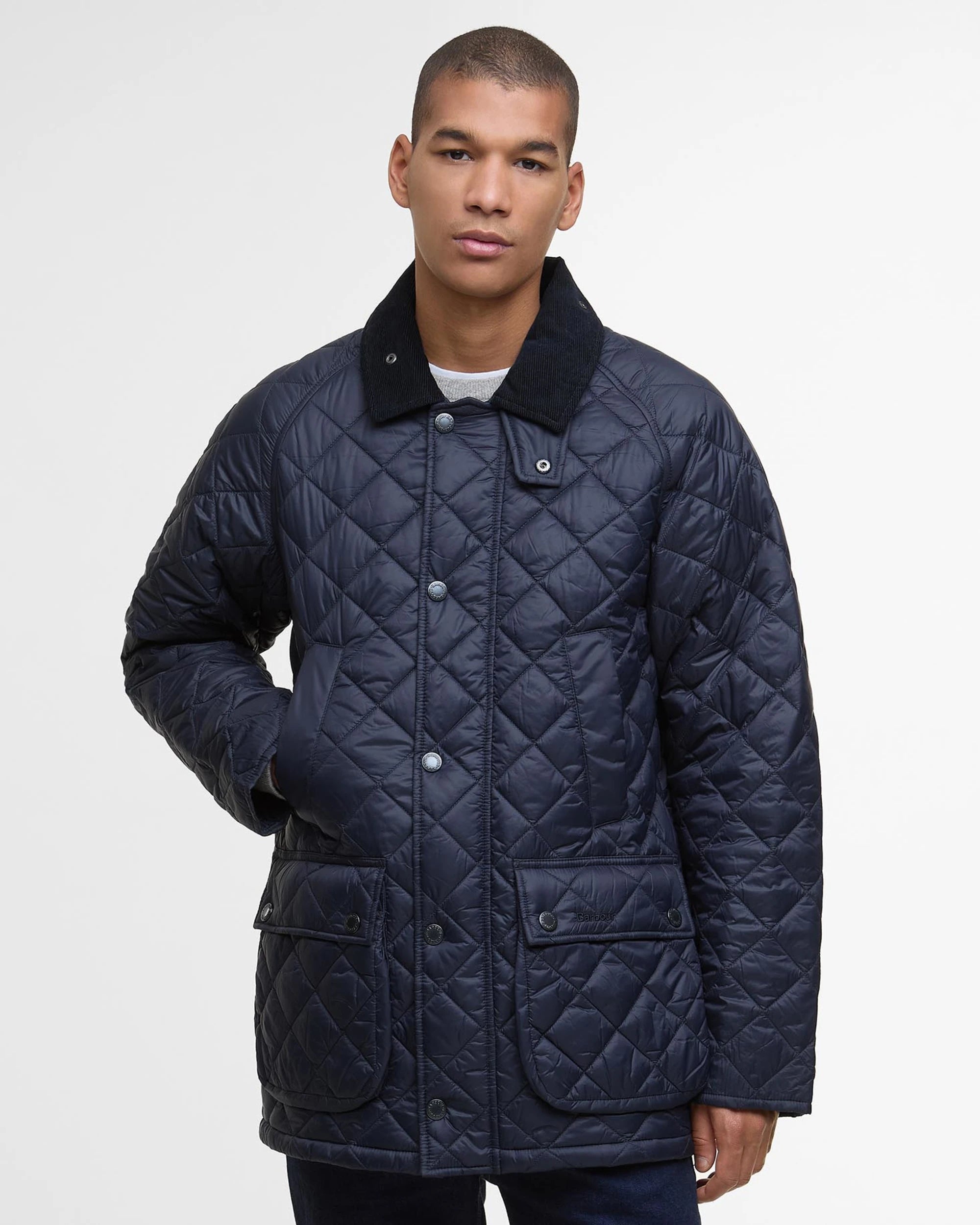 barbour-miesten-tikkitakki-barbour-essential-bedale-quilted-jacket-tummansininen-1