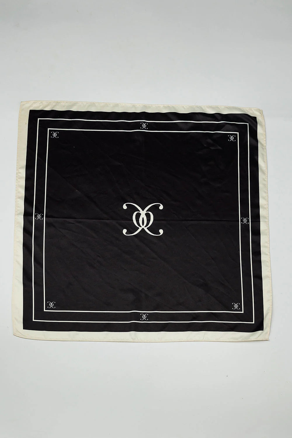 bow-19-huivi-elle-silk-scarf-musta-kuosi-1