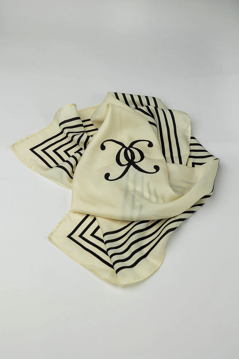 bow-19-huivi-elle-silk-scarf-valkopohjainen-kuosi-1