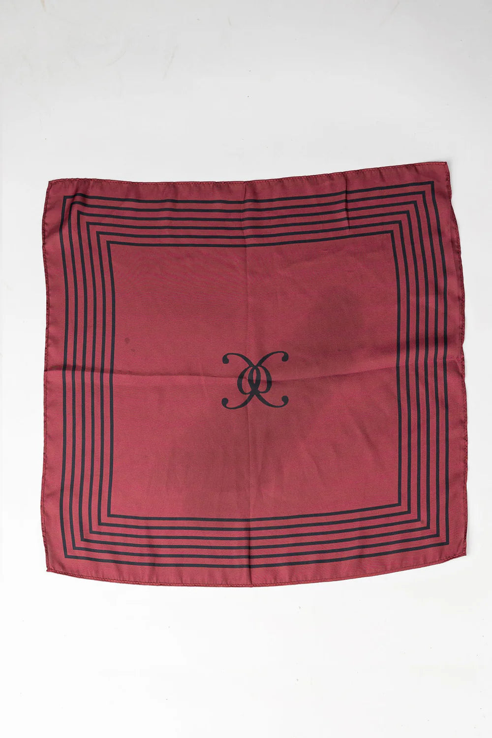bow-19-huivi-elle-silk-scarf-viininpunainen-kuosi-1