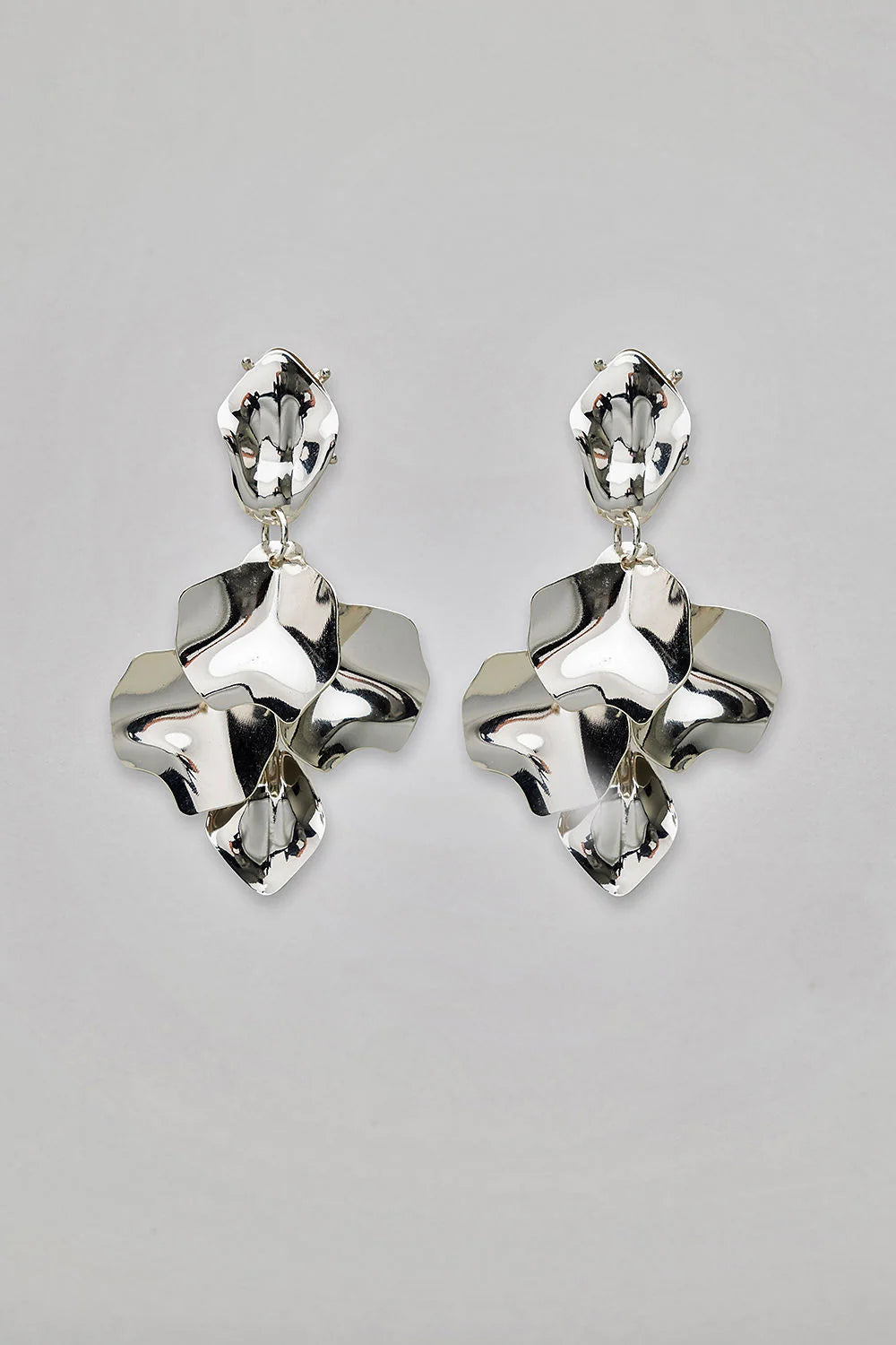 bow-19-korvakorut-leaf-earring-hopeanharmaa-1