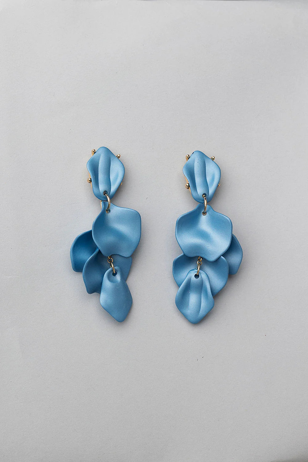 bow-19-korvakorut-leaf-earring-vaaleansininen-1